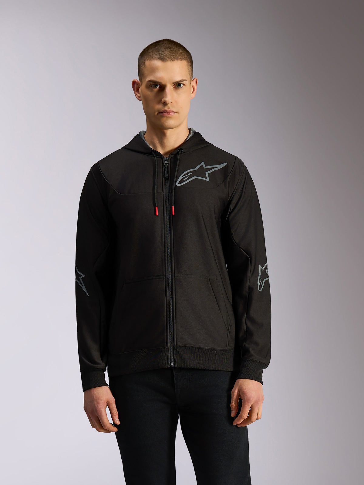 Alpinestars Sessions V3 Hoodie, felpa con cappuccio in pile di poliestere con zip frontale, nero e grigio, con loghi a stella grigi sul petto e sui gomiti, cordini tecnici con punte rosse, stile streetwear casual motorsport