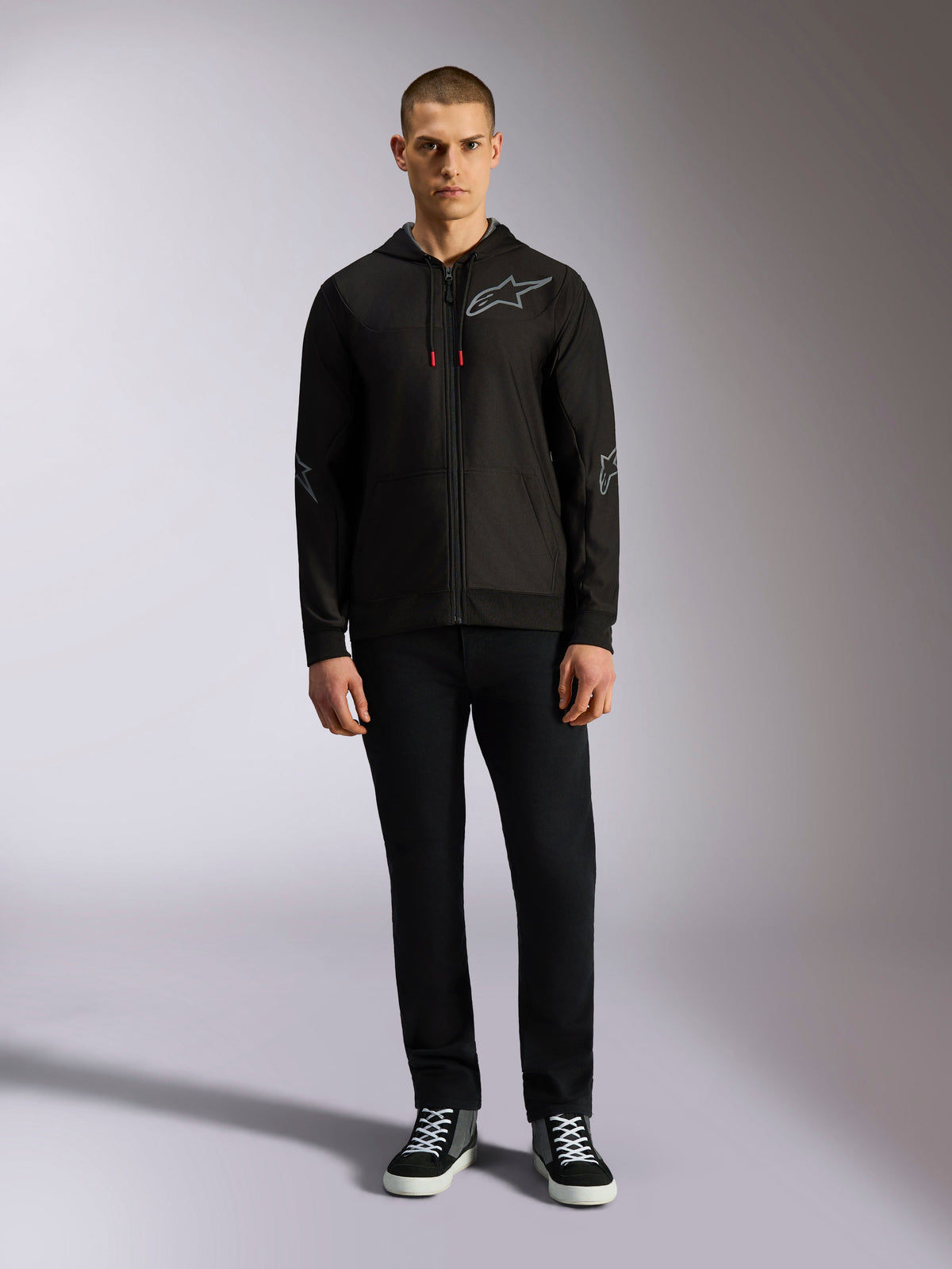 Alpinestars Sessions V3 Hoodie, felpa in pile con zip frontale, nera con logo Astars grigio sul petto e sulle maniche, cordini con punte rosse, abbigliamento streetwear casual ispirato al motorsport