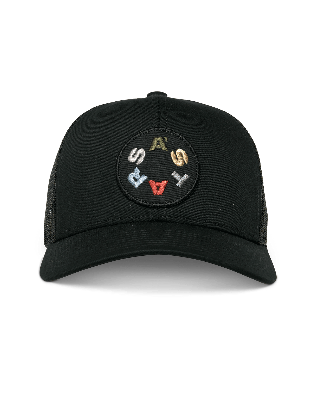 Alpinestars Gambit Trucker Hat, nero, vista frontale con patch circolare ricamata e scritta ASTARS colorata, visiera curva e retro in rete, copricapo casual ispirato al motorsport