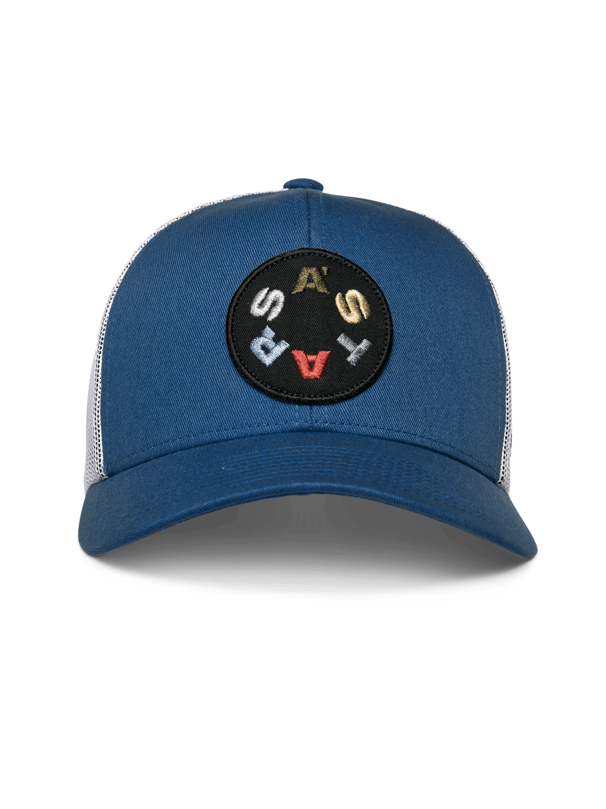 Cappello Trucker Alpinestars Gambit, blu e bianco, corona strutturata blu con visiera curva e retro in rete bianca, con patch circolare nera e scritta ASTARS multicolore, copricapo casual da motorsport