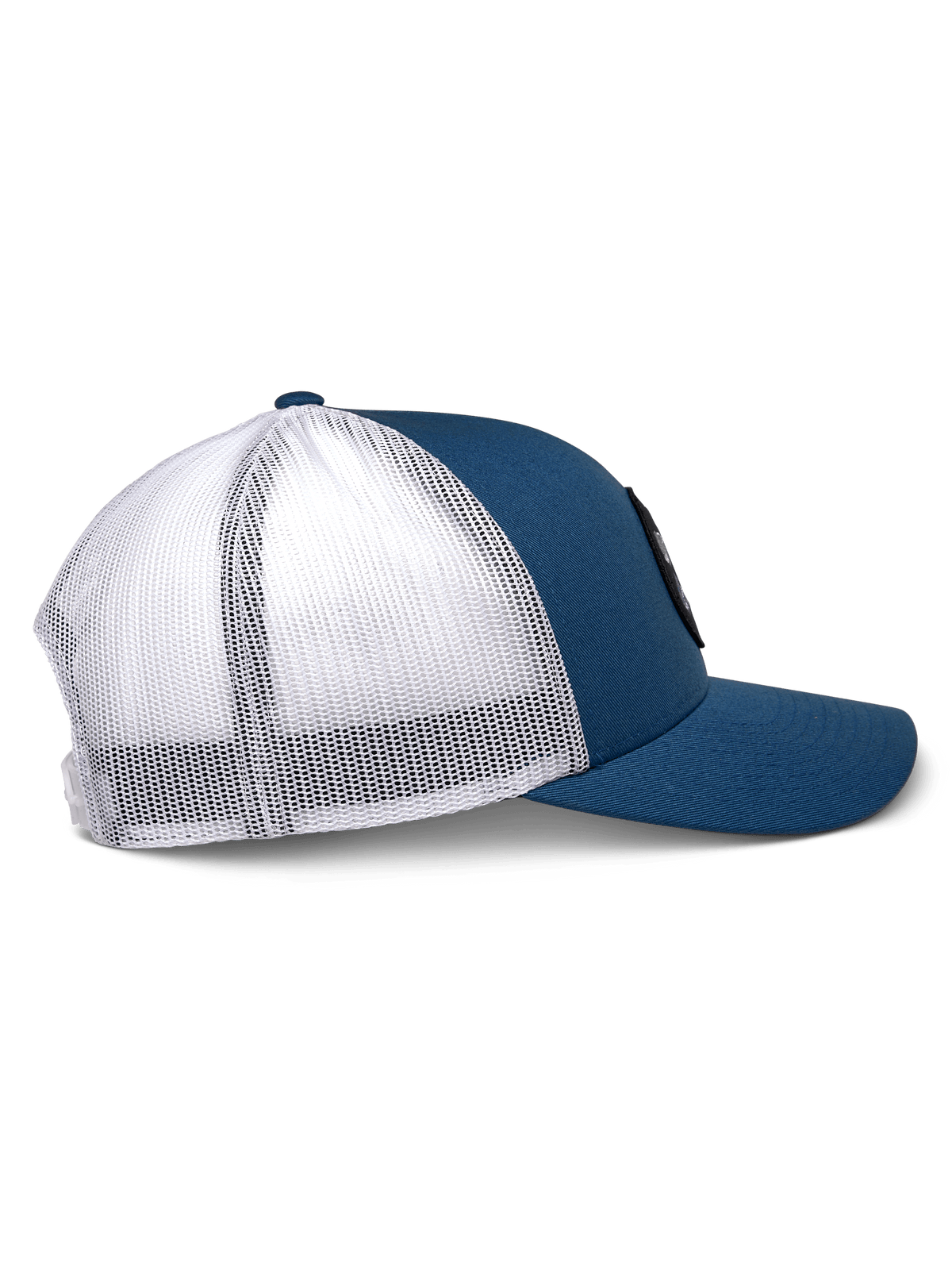 Cappello Trucker Alpinestars Gambit, blu e bianco, vista di profilo laterale, visiera curva con corona strutturata, pannelli frontali in twill blu e retro in rete di poliestere bianca, copricapo casual ispirato al motorsport
