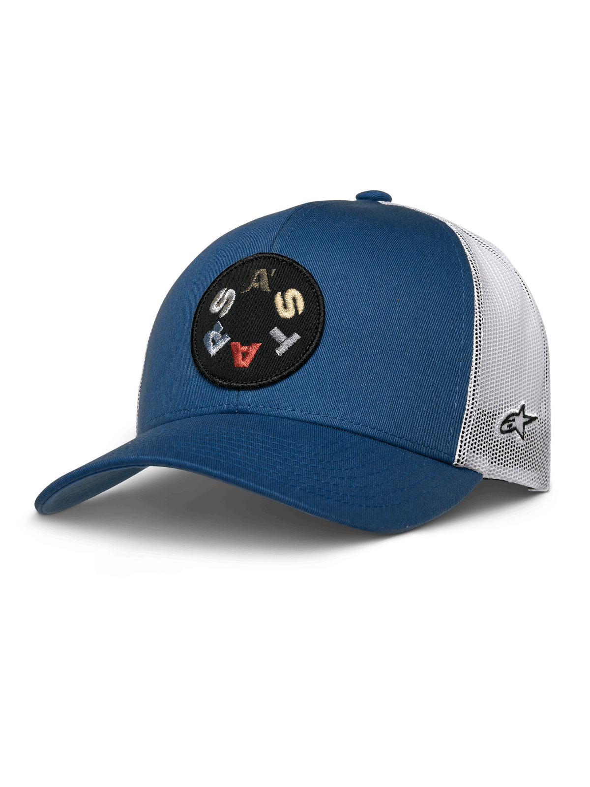 Alpinestars Gambit Trucker Hat, cappello trucker blu con retro in rete bianca, patch circolare nera con scritta 'ASTARS' multicolore, visiera curva e corona strutturata, copricapo casual da motorsport