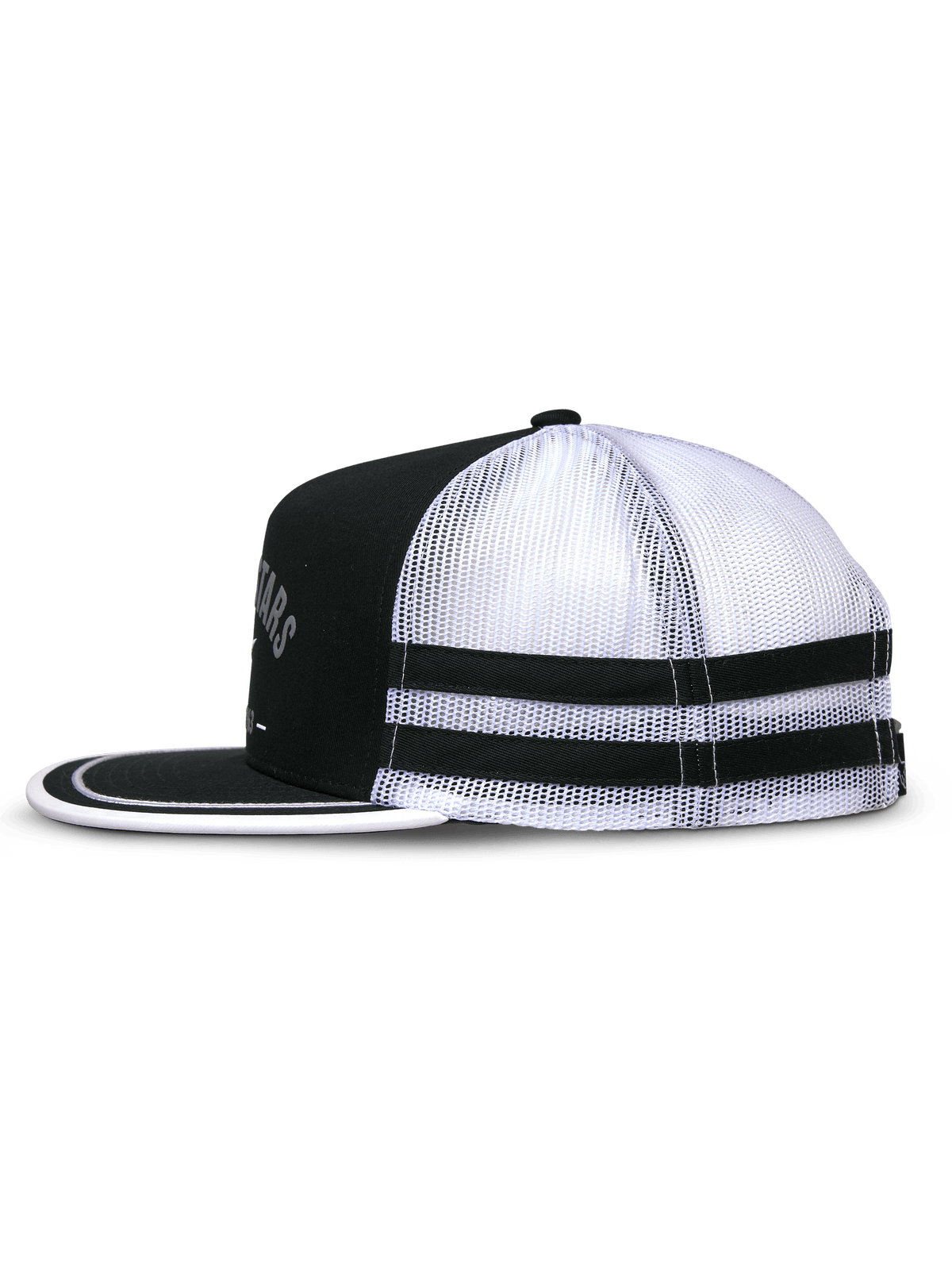 Cappello Alpinestars Backline Trucker, nero e bianco, vista di profilo con parte frontale in twill nero e retro in rete bianca, visiera piatta con finitura suttache bianca, doppie strisce nere applicate lateralmente, cappello casual ispirato al motorsport