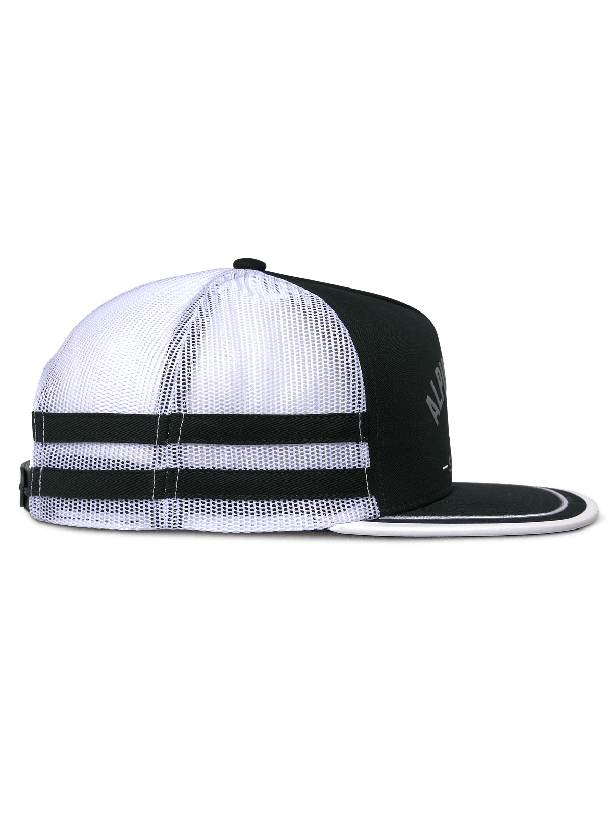 Cappello Alpinestars Backline Trucker, vista laterale, nero, bianco e grigio, retro in rete bianca con due strisce orizzontali nere, corona nera strutturata, visiera piatta con bordo bianco, copricapo casual ispirato al motorsport