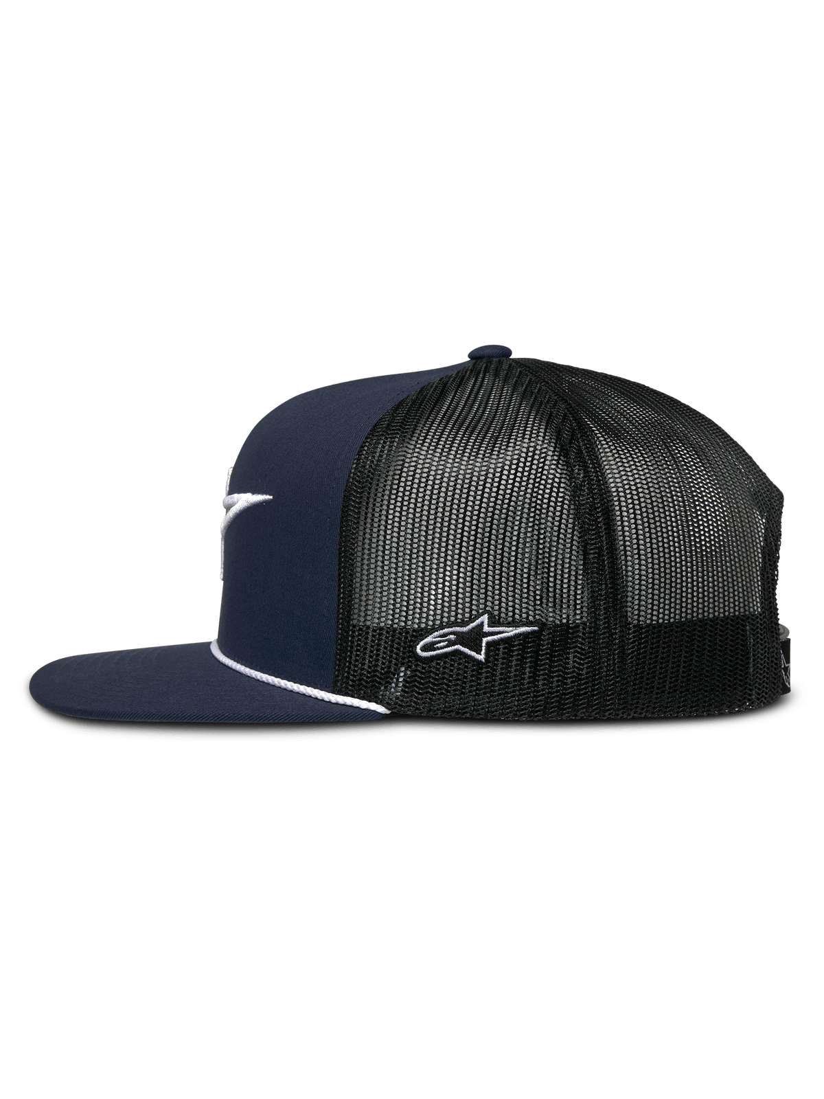 Cappello Trucker Alpinestars Orion, blu navy e nero, vista laterale, corona strutturata con visiera piatta e rifinitura con corda bianca, retro in rete nera traspirante con ricamo del logo bianco, copricapo casual ispirato al motorsport