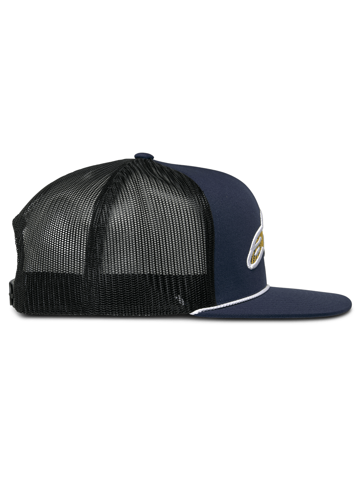 Alpinestars Orion Trucker Hat, vista laterale di profilo, parte anteriore in twill blu navy con retro in rete nera, visiera piatta con rifinitura a corda bianca, corona strutturata, copricapo casual da motorsport