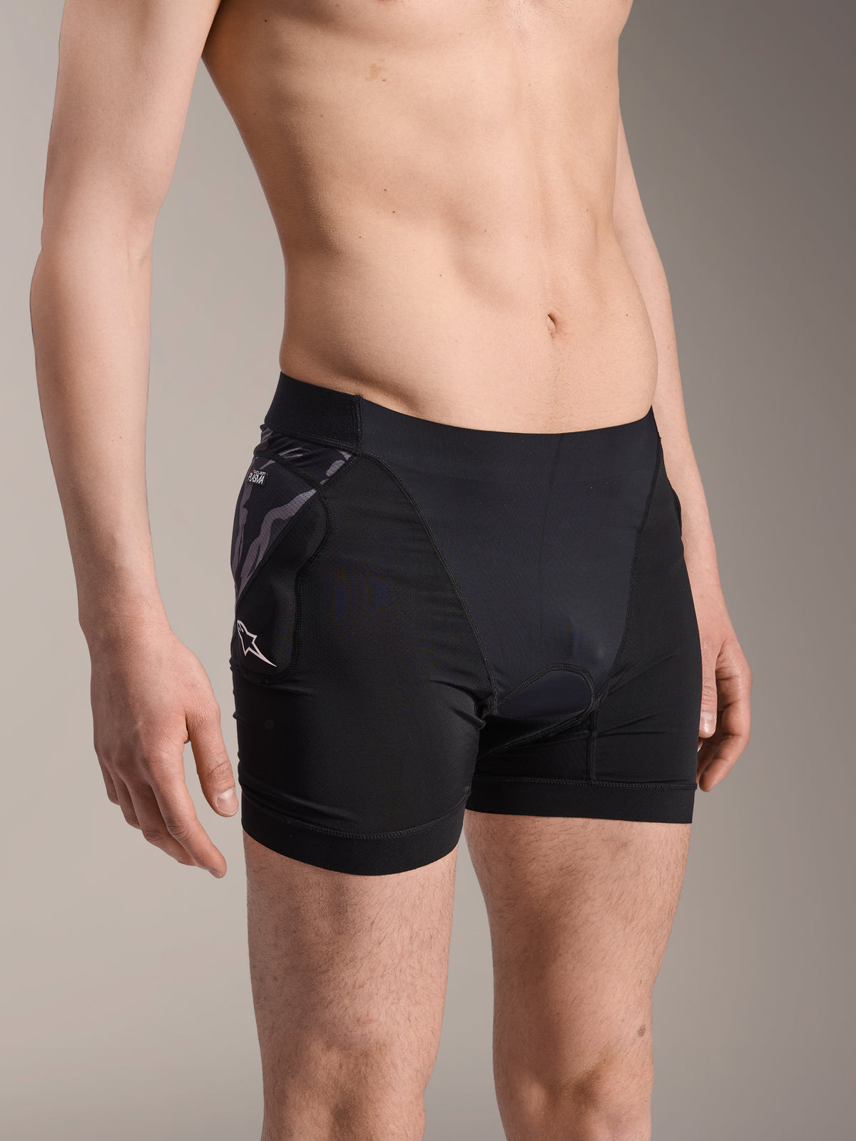 Alpinestars A-Motion Plasma Protection Boxers, boxer protettivi da ciclismo neri, con protezione per i fianchi a trama mimetica e logo Astar bianco, tessuto mesh traspirante, equipaggiamento protettivo per mountain bike