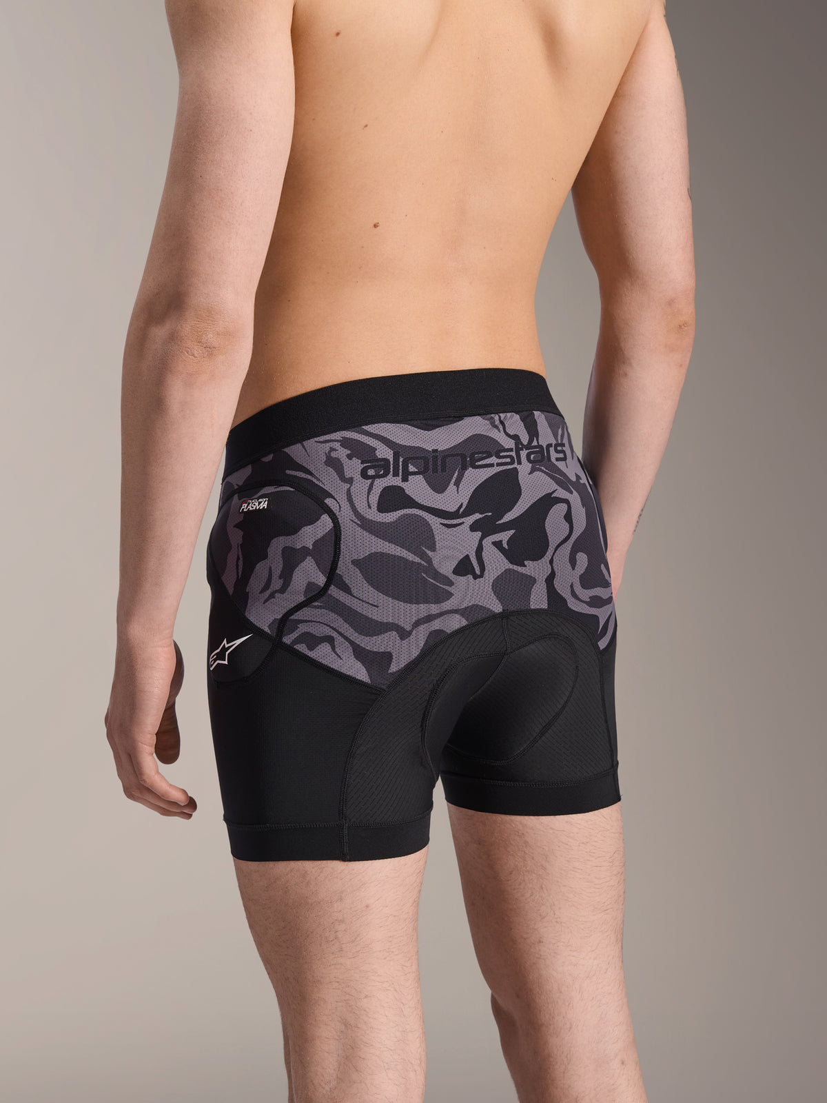 Alpinestars Boxer protettivi A-Motion Plasma, pantaloncini da ciclismo Black Camo, vista posteriore con protezione per i fianchi Nucleon Plasma e fondello, materiale in rete traspirante e logo Alpinestars sulla vita