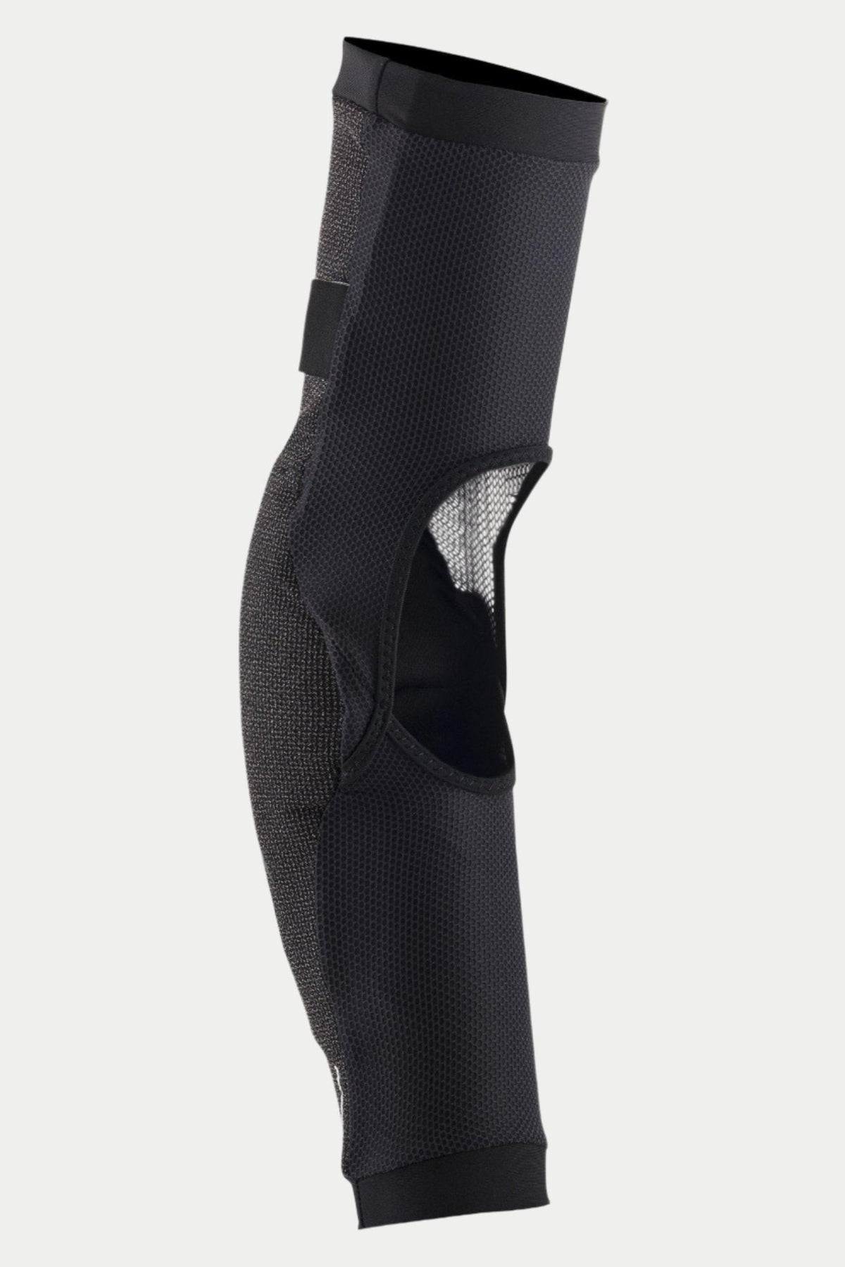 Alpinestars Paragon Pro Elbow Protector, nero, vista laterale che mostra la struttura in rete elastica traspirante e un'ampia finestra di ventilazione sul retro, design ergonomico slip-on con polsini elasticizzati per la protezione in mountain bike