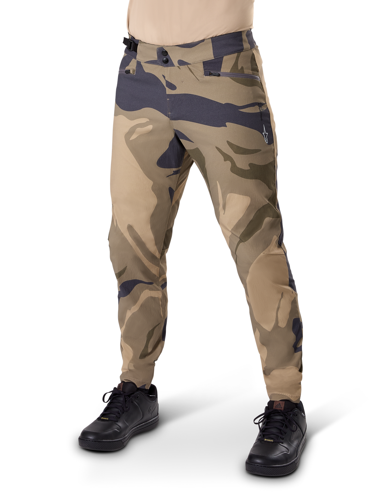 Alpinestars pantaloni A-Dura Camo, pantaloni da ciclismo MTB, mimetico marrone, dotati di doppia chiusura a scatto e tasche con cerniera, vestibilità regolare per mountain bike fuoristrada, indossati con scarpe nere
