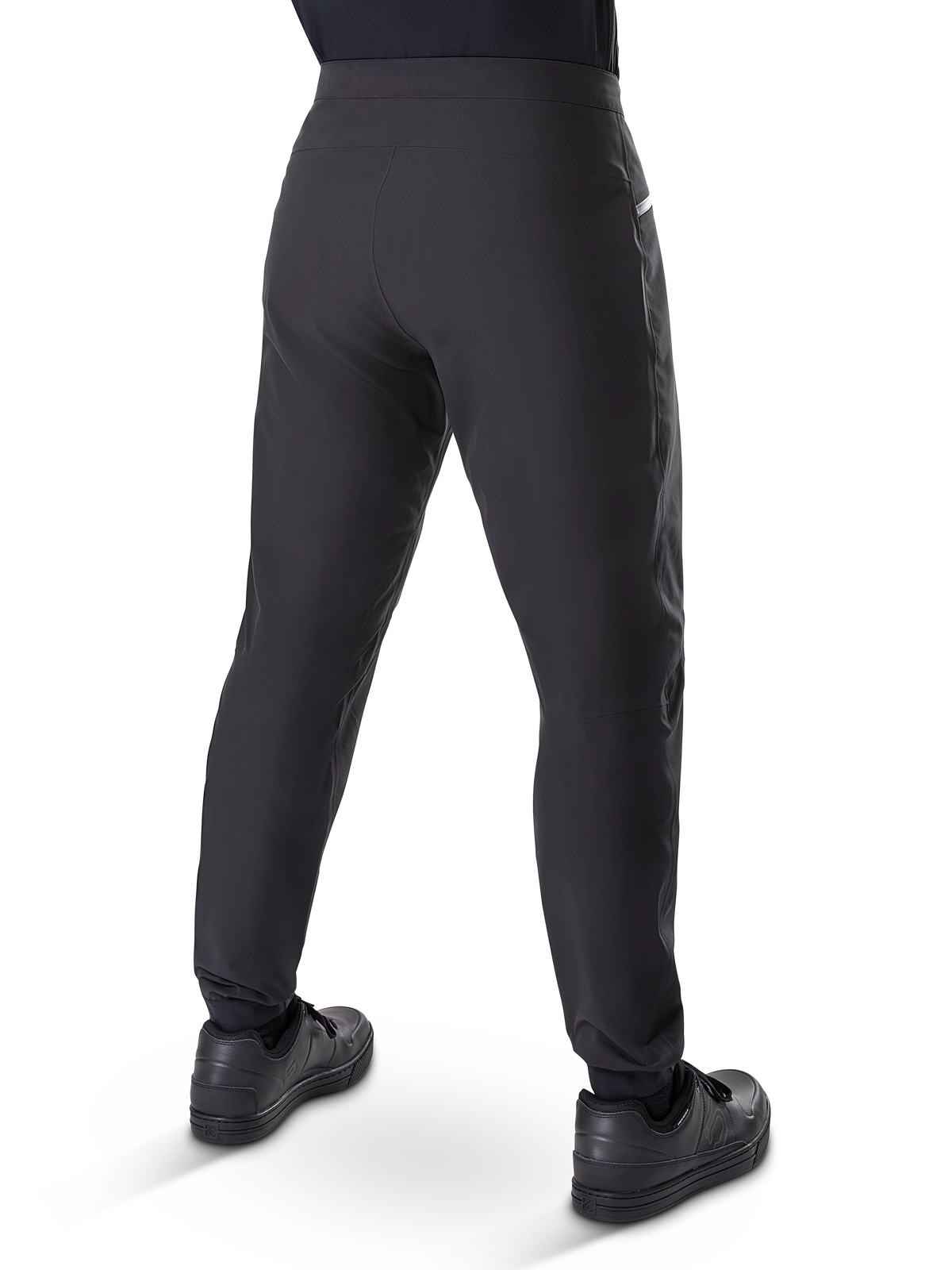 Alpinestars A-Dura Waterproof Pants, pantaloni da mountain bike, nero, vista posteriore indossati con scarpe nere, dotati di una membrana resistente a 3 strati, vestibilità regular e polsini elasticizzati per il ciclismo off-road