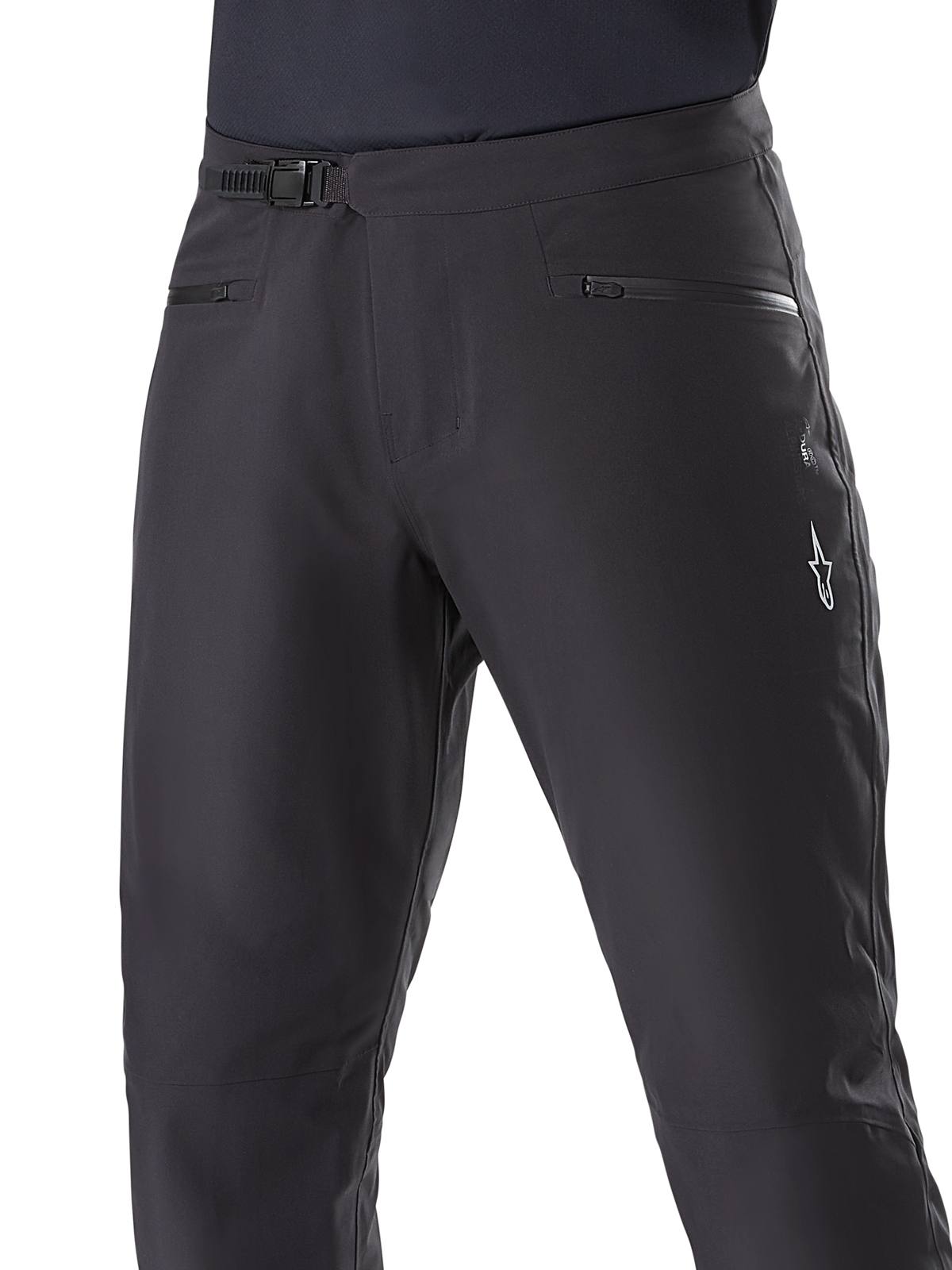 Pantaloni impermeabili Alpinestars A-Dura, pantaloni da mountain bike, nero, primo piano della vita con sistema di chiusura a cricchetto e tasche con cerniera, logo Alpinestars bianco sulla coscia, tessuto resistente per il trail riding in condizioni di bagnato
