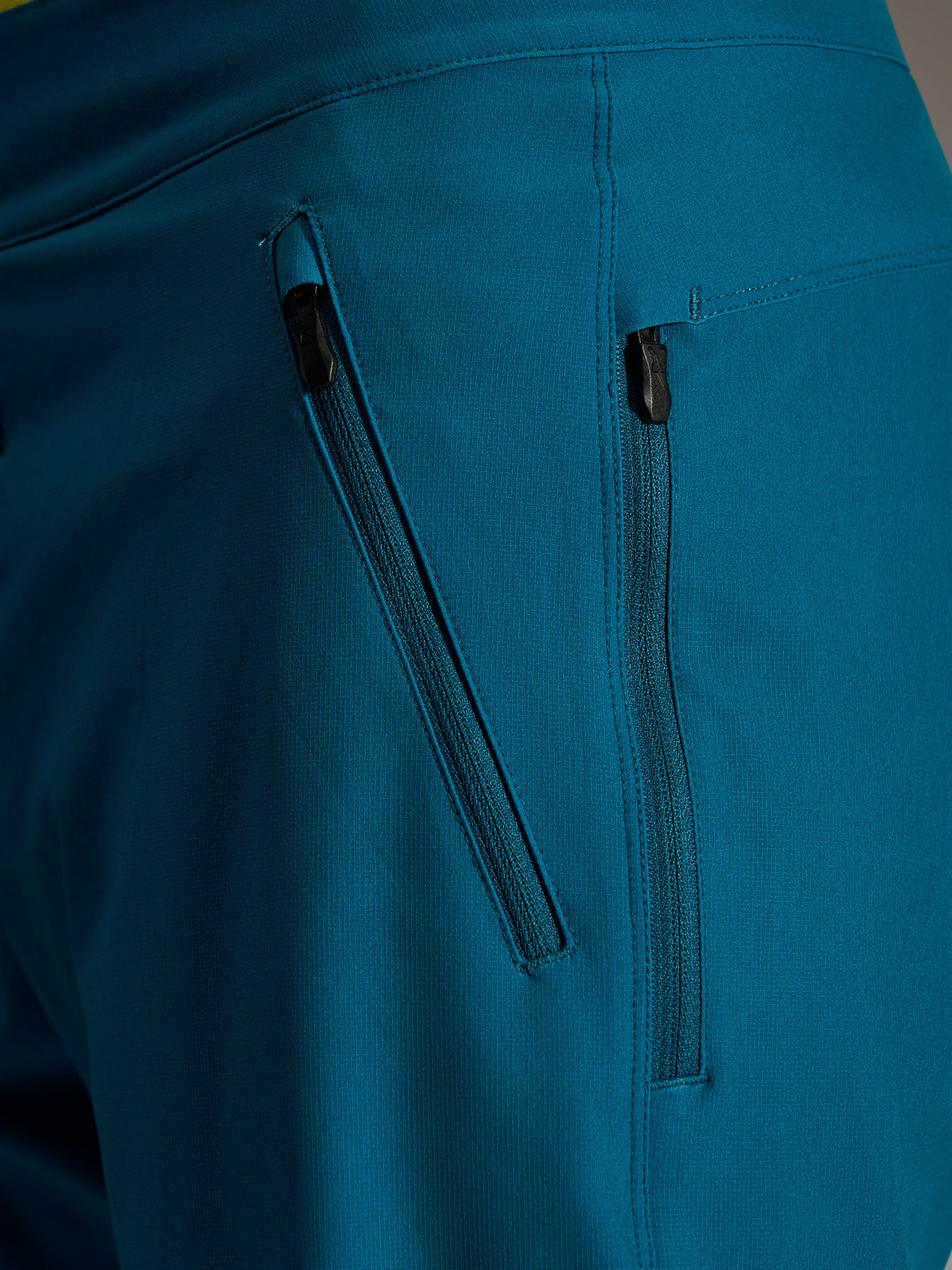 Doppie tasche laterali con zip, pantaloncini Alpinestars A-Dura Ride verde blu in tessuto elasticizzato in 4 direzioni.