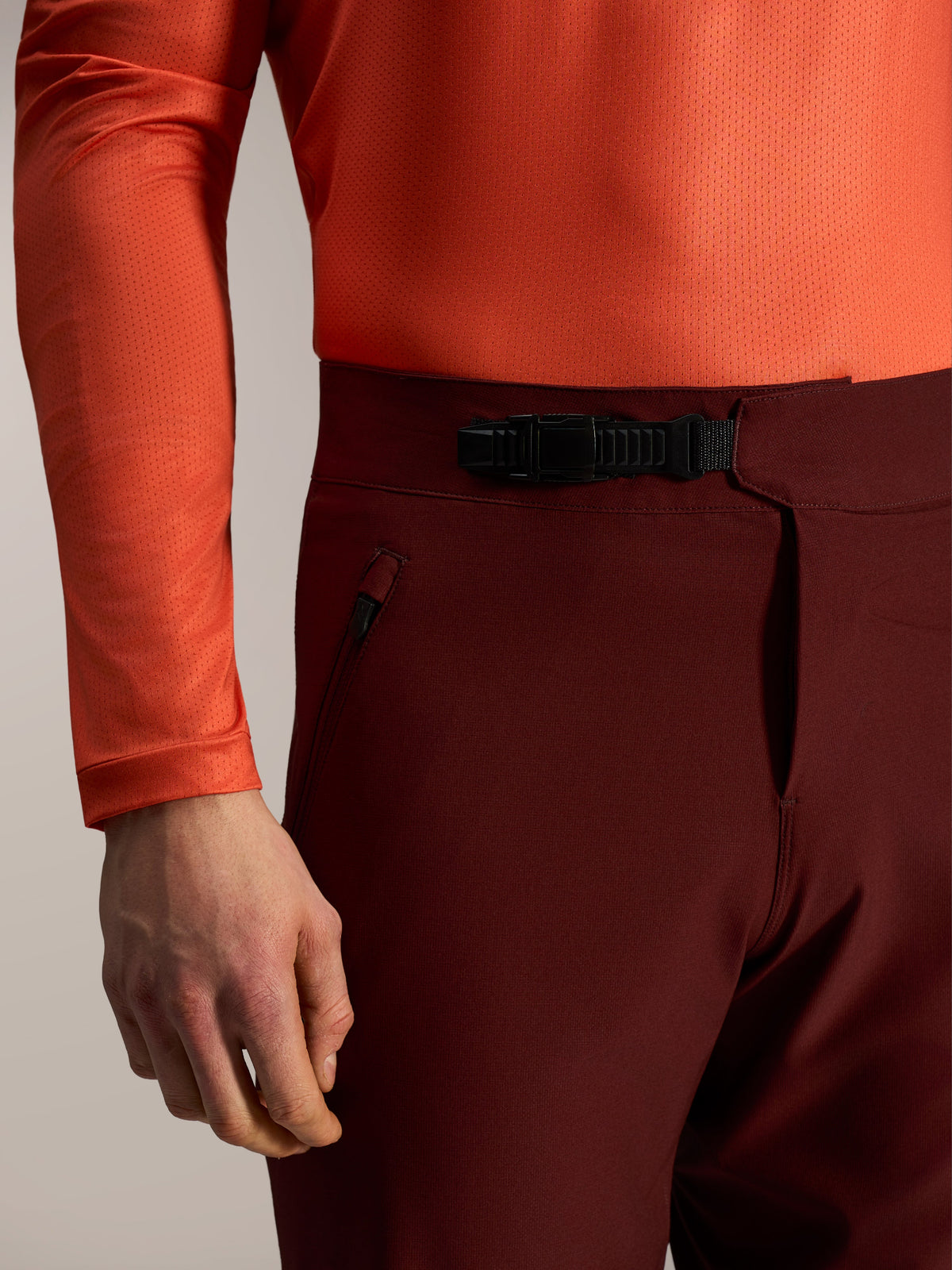 Pantaloncini A-Dura Ride bordeaux con chiusura a cricchetto e tasca con zip sicura per performance MTB.