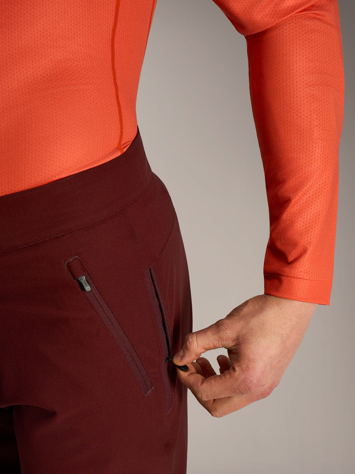 Alpinestars A-Dura Ride Pantaloncini bordeaux, dettaglio tasca laterale con cerniera e fodera in rete.