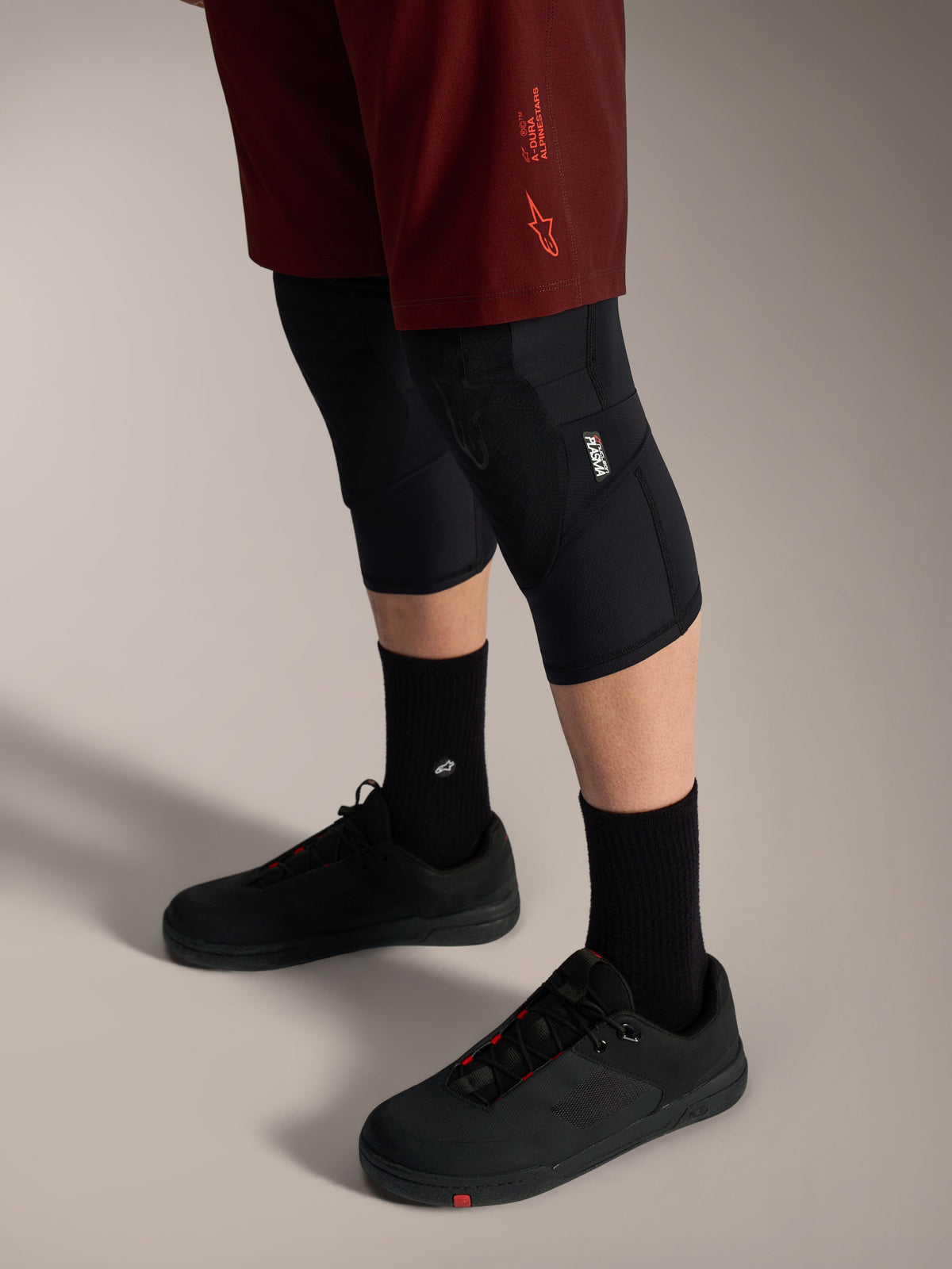 Pantaloncini Alpinestars A-Dura Ride bordeaux, shorts MTB resistenti con fit elasticizzato e logo distintivo.