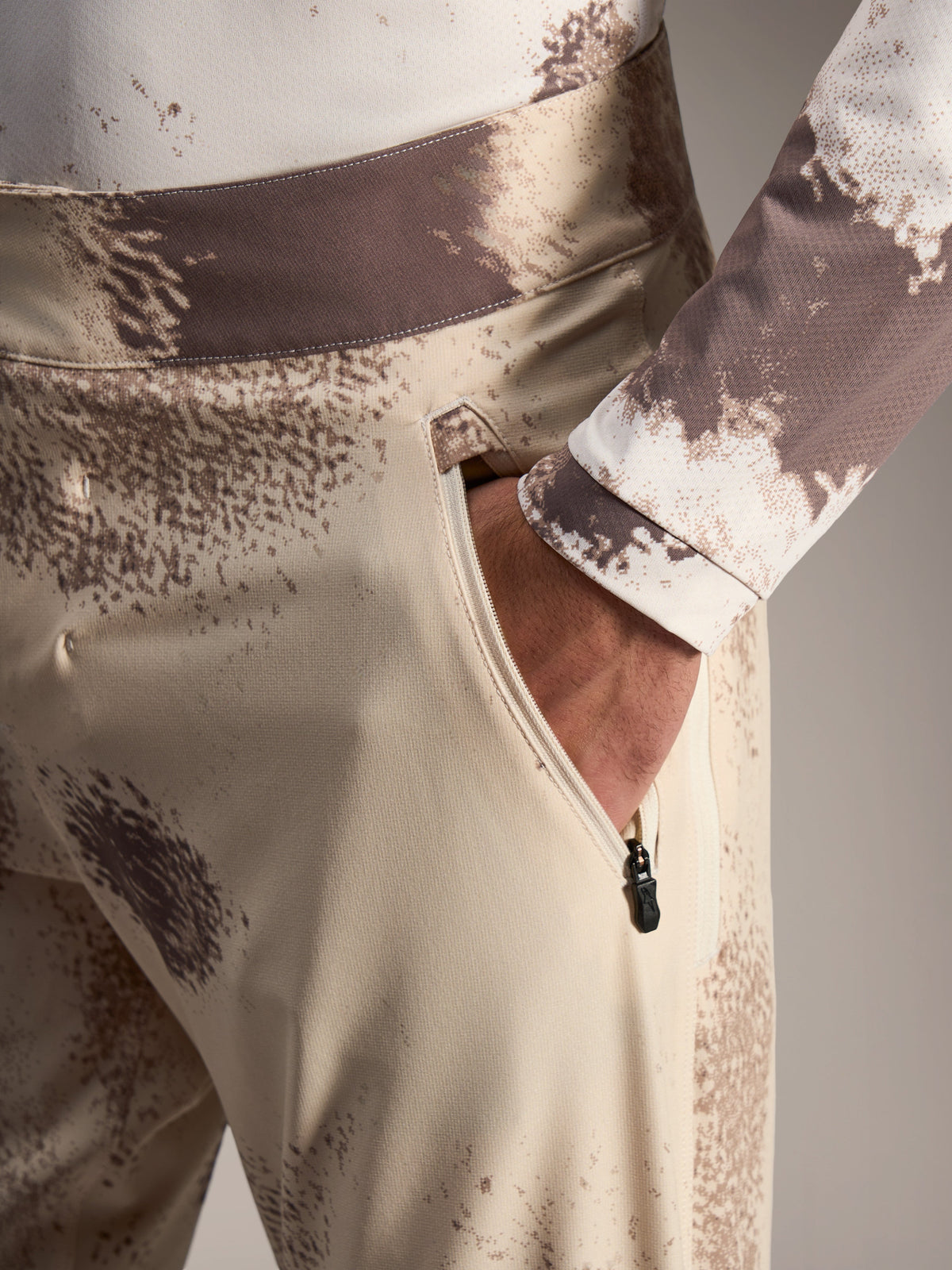 Pantaloncini Alpinestars A-Dura Ride Sand Camo, tasca laterale con zip e tessuto MTB elasticizzato in 4 direzioni.