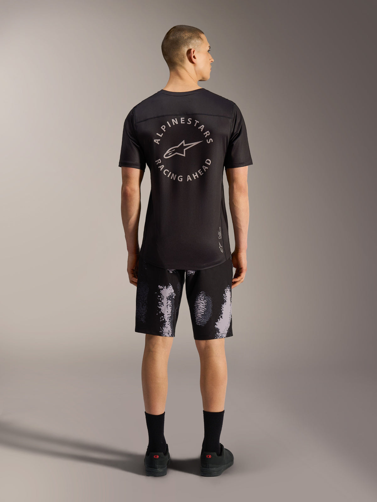 Pantaloncini MTB A-Dura Ride Black Camo da uomo, tessuto elasticizzato resistente, vista posteriore in studio.