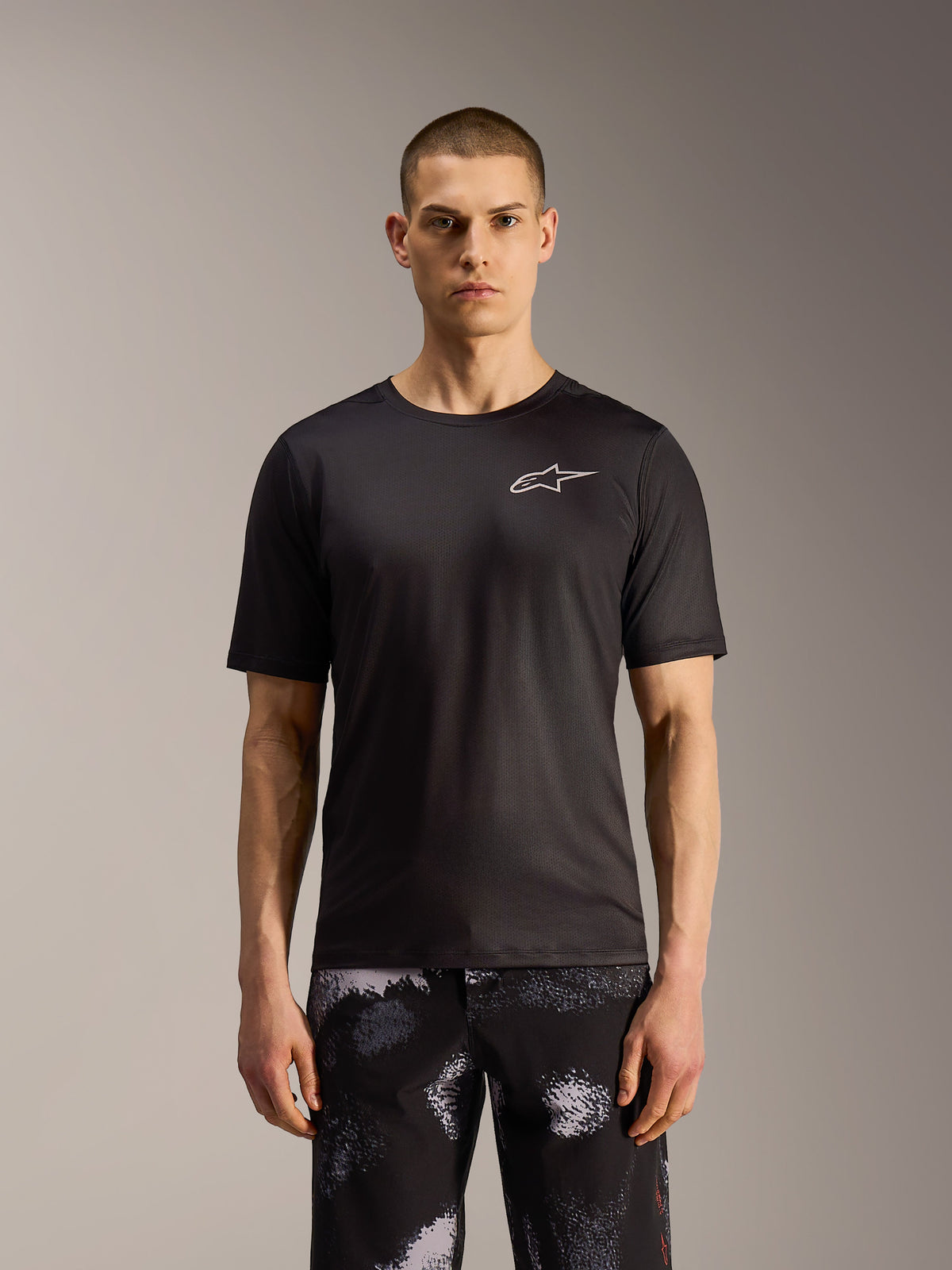 Alpinestars A-Dura Ride Pantaloncini in Black Camo, resistenti shorts MTB con motivo grafico, indossati da un modello.