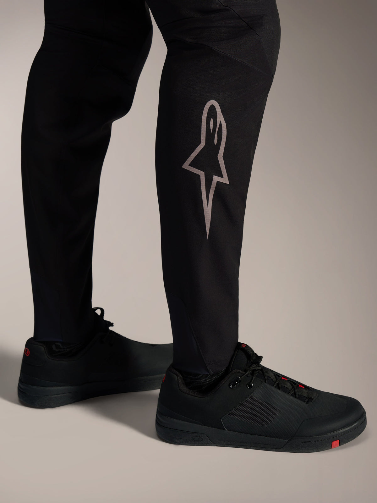 Alpinestars A-Supra Elite Pantaloni neri, dettaglio logo Astars argento sulla gamba, per mountain bike ad alte prestazioni.