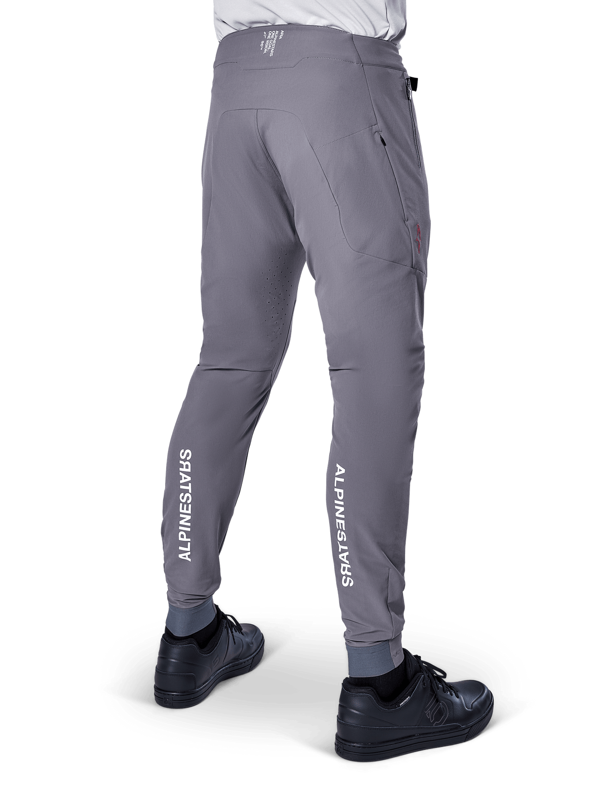 Pantaloni Alpinestars A-Aria Elite, pantaloni da MTB, grigio scuro, con loghi Alpinestars bianchi verticali sul retro della parte inferiore delle gambe, fori di ventilazione tagliati al laser, polsini elasticizzati e vestibilità performante per mountain bike