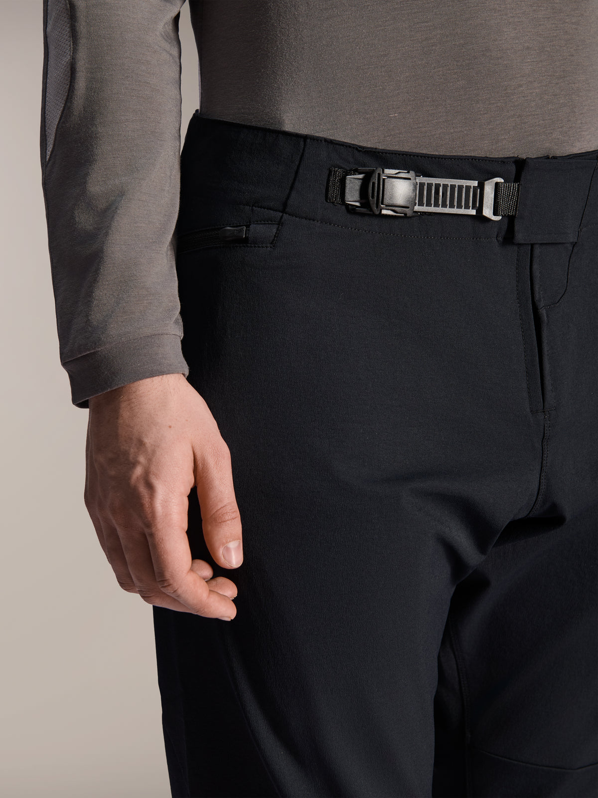 Pantaloni Alpinestars A-Dura Elite, nero, primo piano del sistema di chiusura anteriore a cricchetto e patta con zip, tasca laterale con zip, pantaloni tecnici da mountain bike in resistente tessuto Cordura