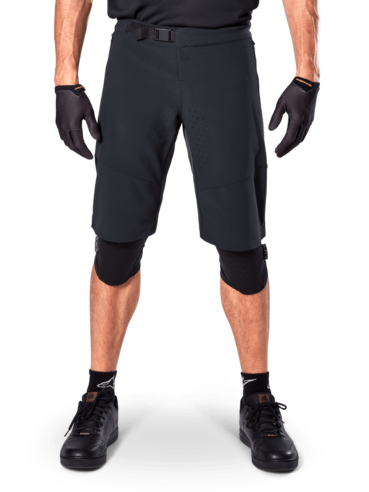 Alpinestars A-Aria Elite Shorts, pantaloncini da mountain bike, nero, indossati con ginocchiere e guanti neri, con ventilazione tagliata al laser e vita regolabile con fibbia, abbigliamento tecnico per ciclismo fuoristrada