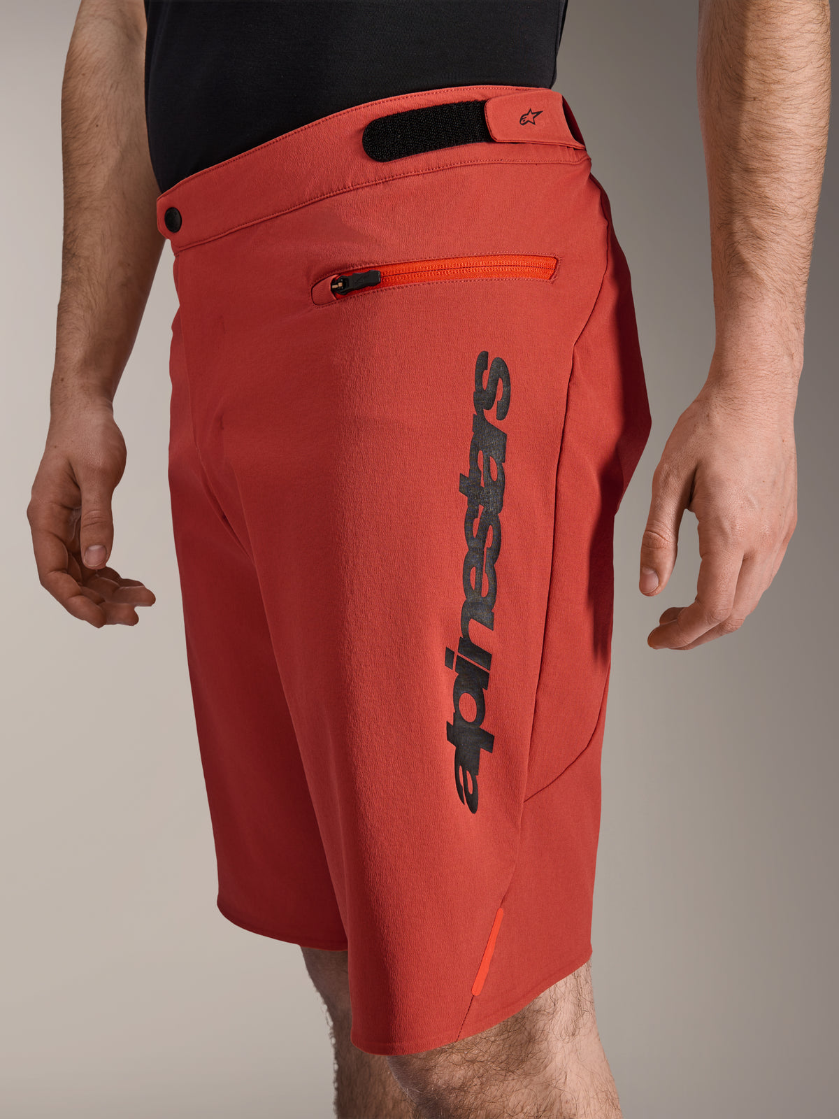 Alpinestars A-Dura Elite Shorts, pantaloncini da mountain bike, arancione scuro, caratterizzati da un logo Alpinestars nero verticale sul lato, tasca con zip e regolatori della vita a strappo, abbigliamento da ciclismo fuoristrada resistente