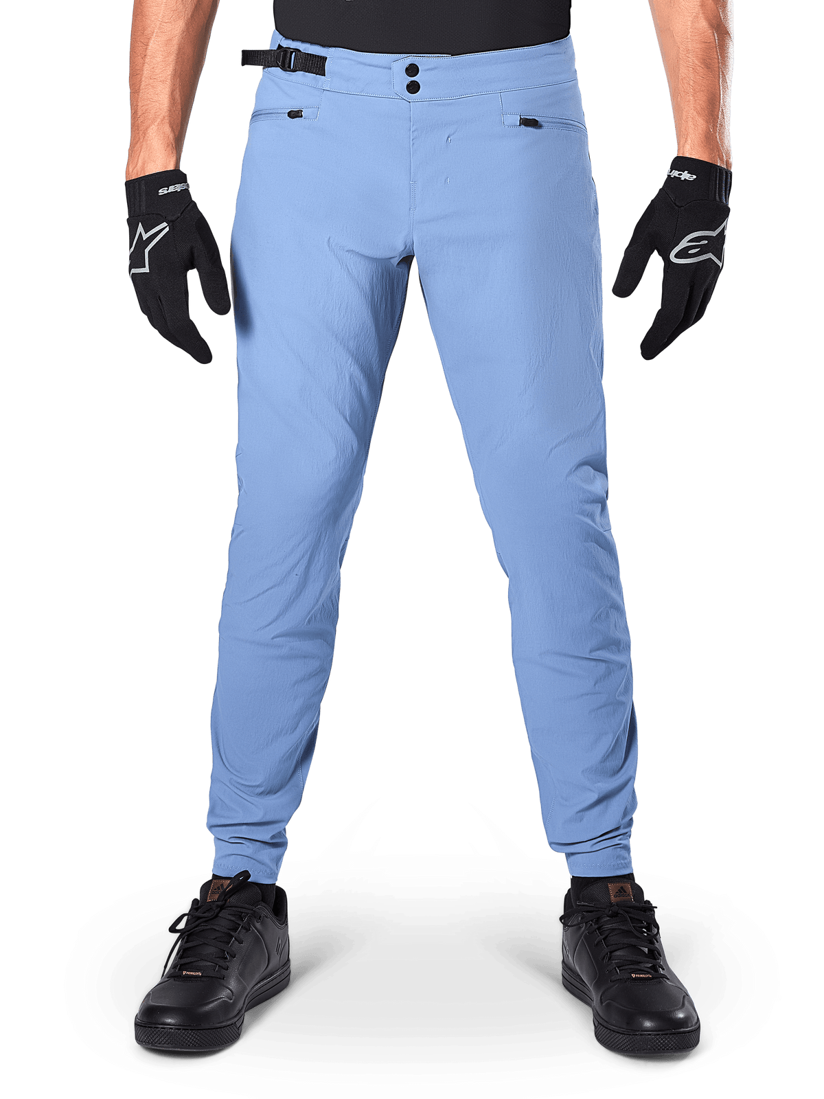 Alpinestars Pantaloni A-Dura, pantaloni MTB, Infinity Blue, pantaloni da mountain bike azzurri con doppia chiusura a scatto e tasche con cerniera, indossati con guanti neri e scarpe nere, vestibilità regolare con polsini elasticizzati