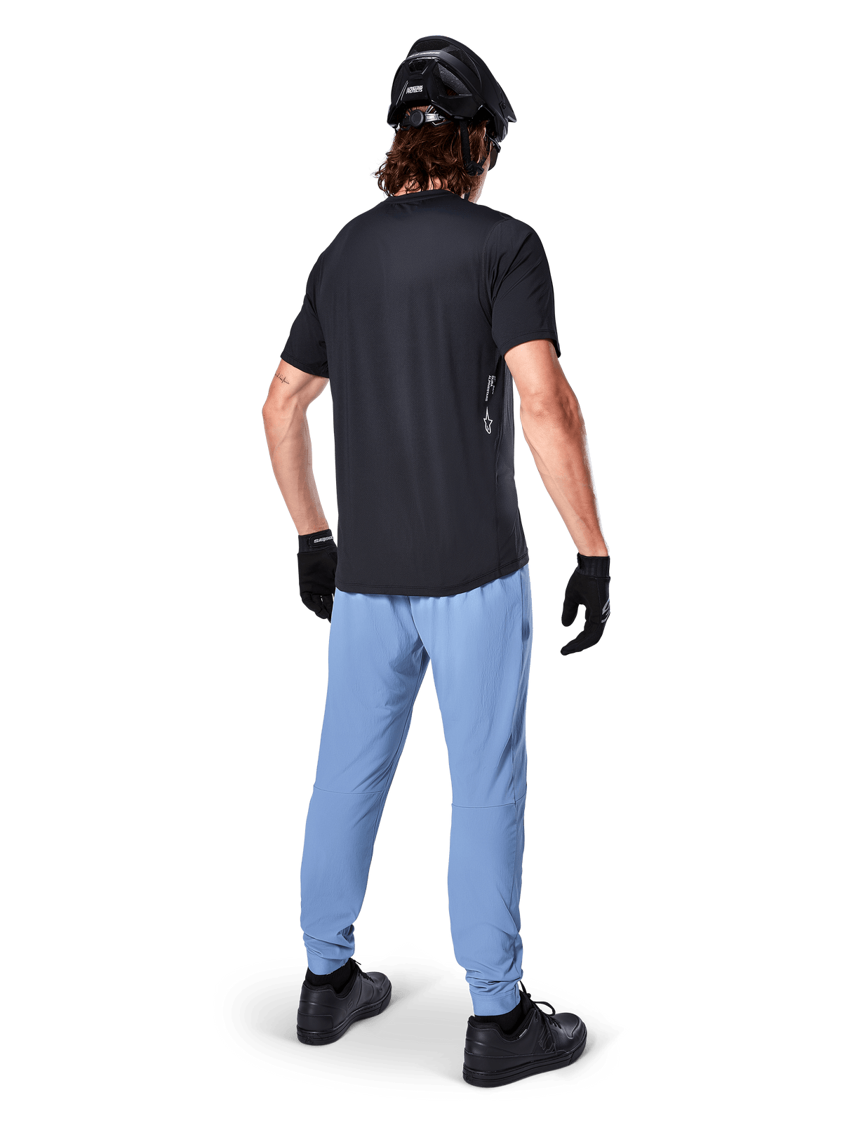 Alpinestars A-Dura Pants, pantaloni MTB, Infinity Blue, vista posteriore su modello che indossa una t-shirt nera e un casco da ciclismo nero, realizzati in resistente tessuto elasticizzato in 2 direzioni e polsini elasticizzati, abbigliamento tecnico per mountain bike