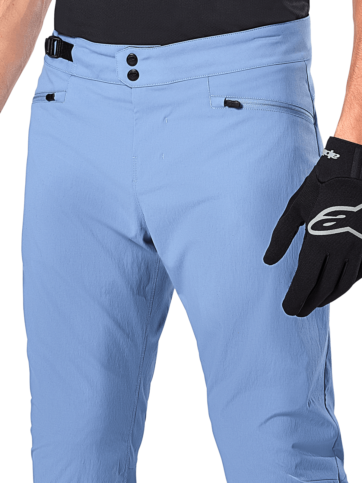Alpinestars A-Dura Pants, pantaloni da ciclismo MTB, Infinity Blue, primo piano della vita con doppia chiusura a scatto e regolatore laterale, tasche con cerniera, indossati con guanti Alpinestars neri