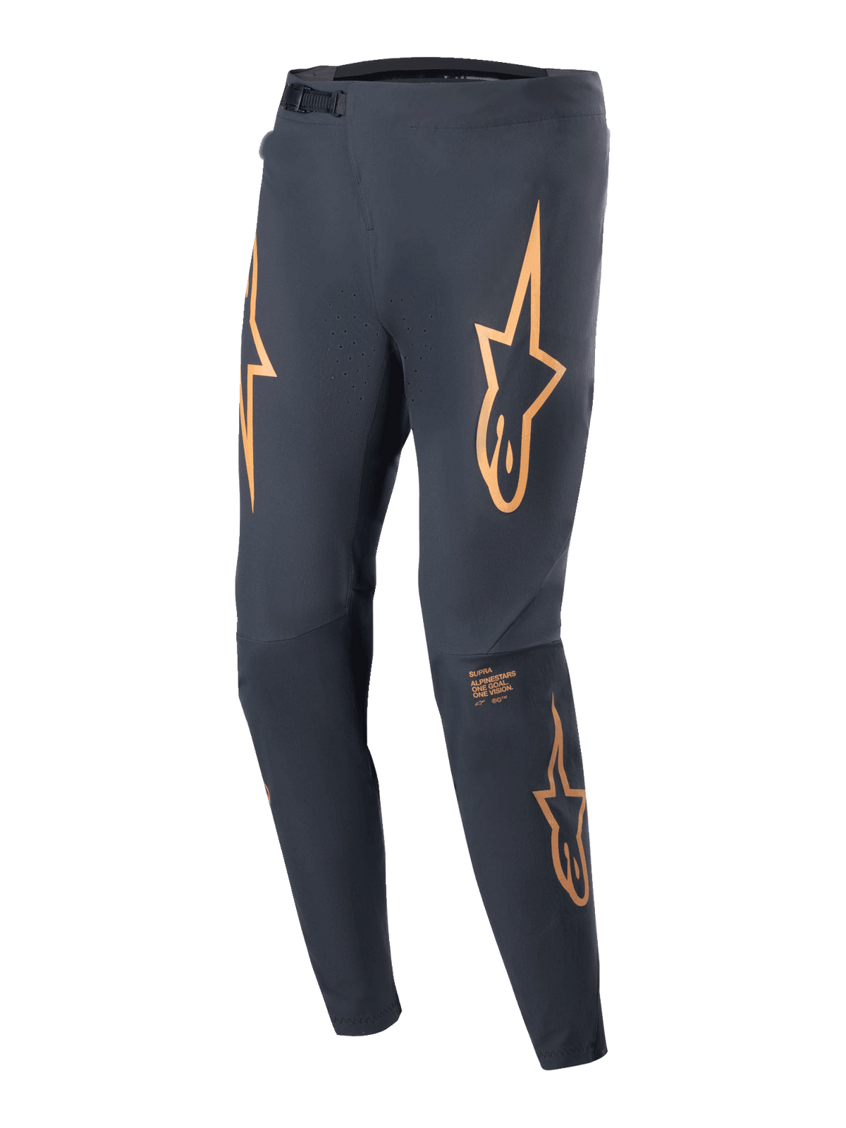 Alpinestars A-Supra Race Pants, pantaloni da gara MTB, nero con evidenti loghi a stella arancioni sulle cosce, chiusura frontale a cricchetto, ventilazione traforata al laser e vestibilità atletica affusolata