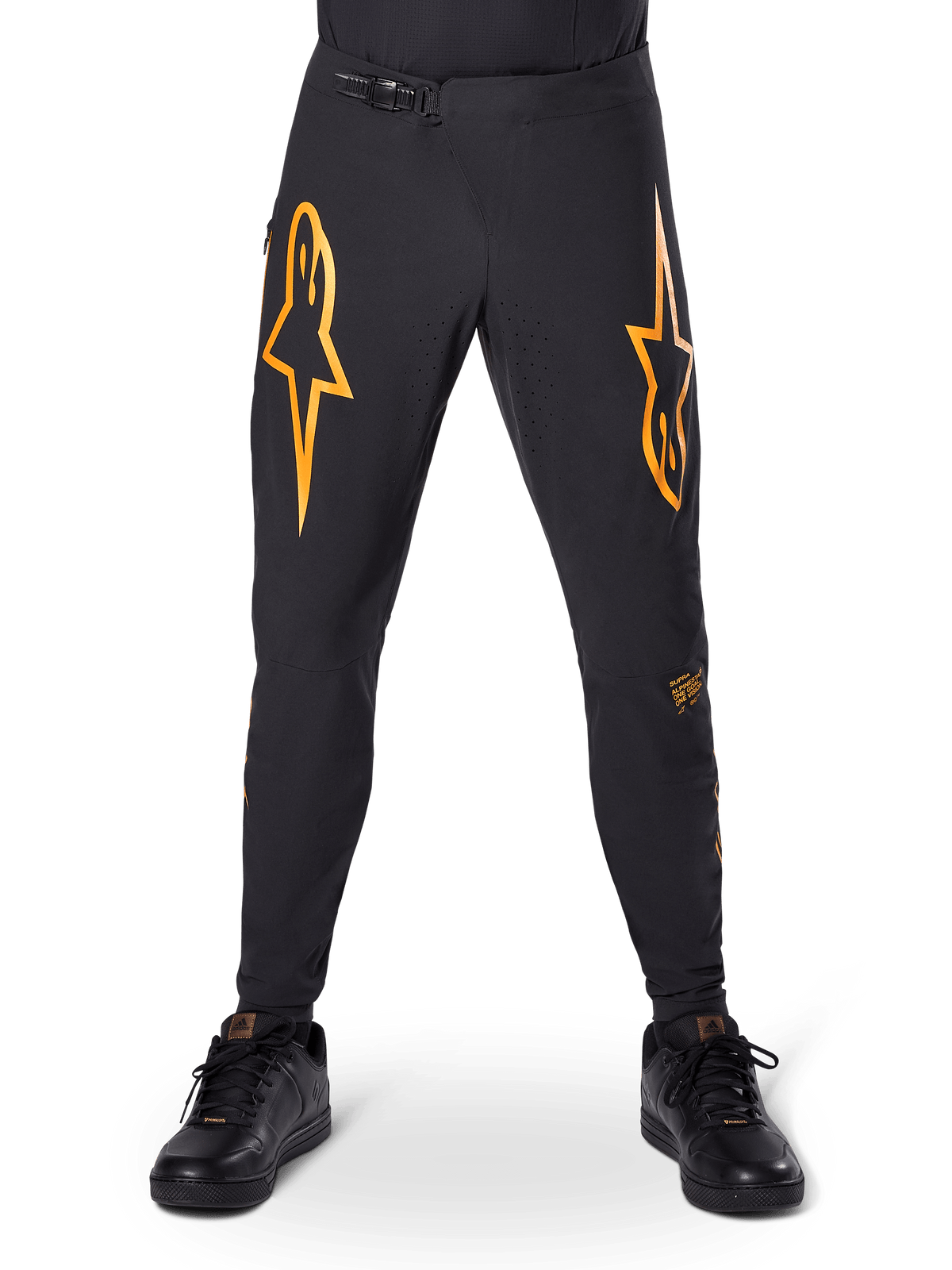 Alpinestars A-Supra Race Pants, pantaloni da ciclismo MTB, nero con vistosi loghi arancioni, dotati di chiusura a cricchetto in vita e ventilazione traforata al laser, vestibilità performance per gare di mountain bike fuoristrada