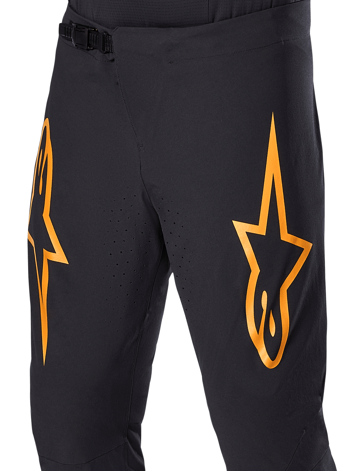 Alpinestars A-Supra Race Pants, pantaloni da ciclismo MTB, neri con grandi loghi a stella arancioni, chiusura a cricchetto frontale e fori di ventilazione traforati al laser, design tecnico