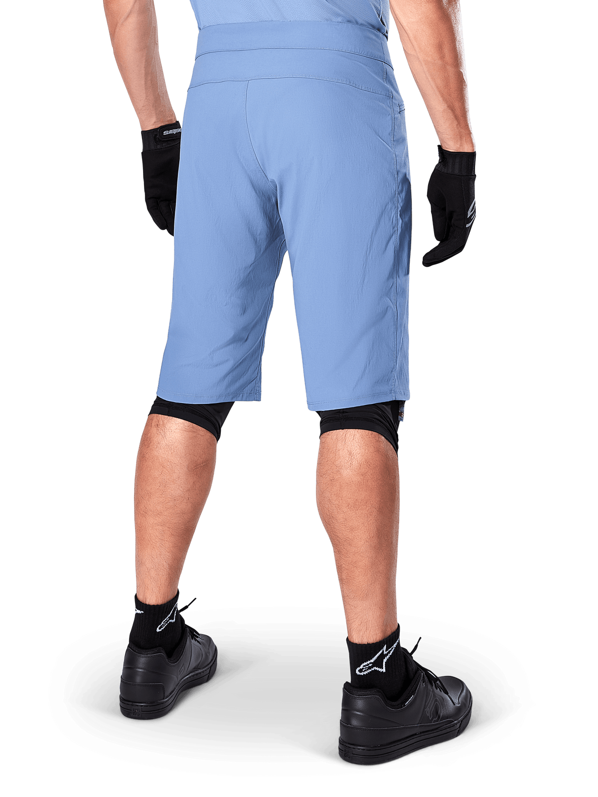 Alpinestars A-Dura Shorts, pantaloncini da mountain bike Infinity Blue, vista posteriore, abbinati a guanti neri, knee liners e calze nere con logo a stella bianco, materiale elastico resistente per ciclismo fuoristrada