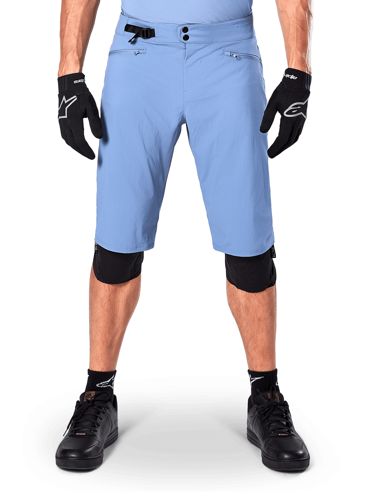 Alpinestars A-Dura Shorts, pantaloncini da mountain bike Infinity Blue, indossati con guanti e ginocchiere neri, dotati di chiusura a doppio scatto e regolatore laterale della vita, abbigliamento tecnico per MTB