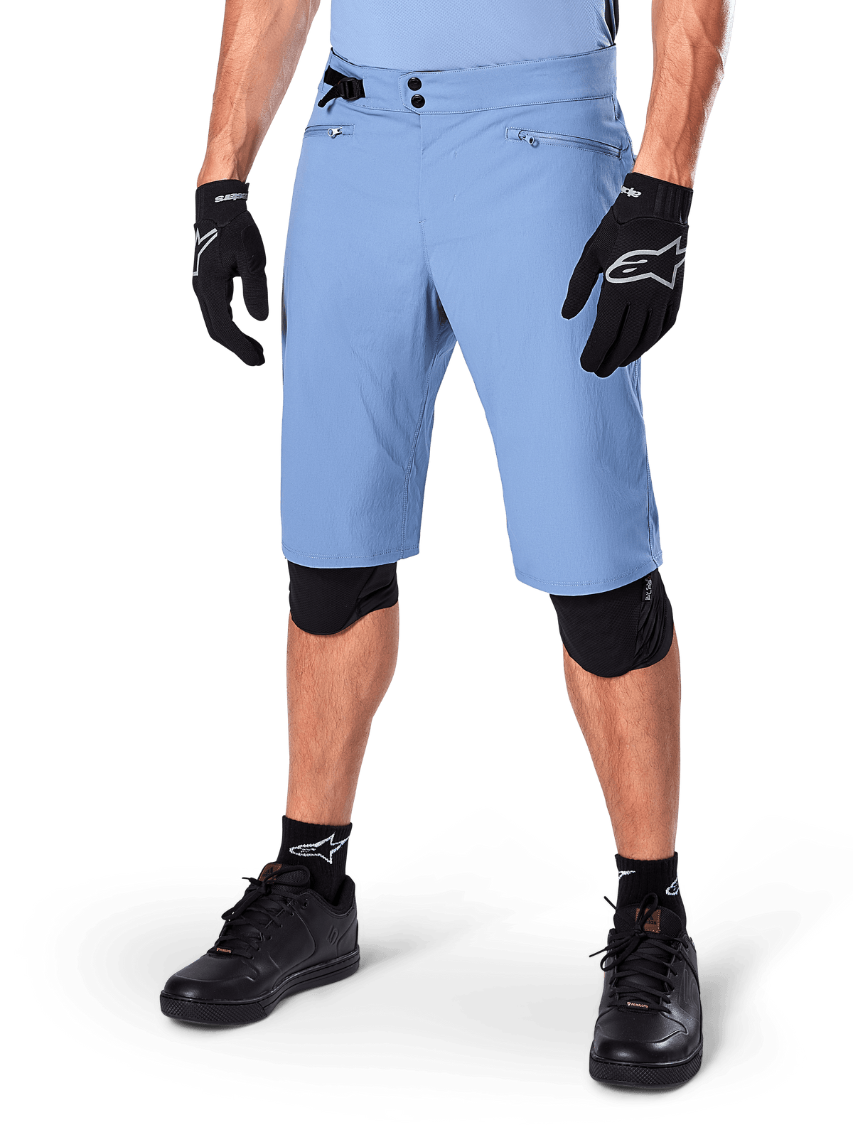 Alpinestars A-Dura Shorts, Infinity Blue, pantaloncini da mountain bike con tasche con zip e chiusura a doppio scatto, indossati con guanti e ginocchiere neri, resistente tessuto elasticizzato in 2 direzioni per MTB