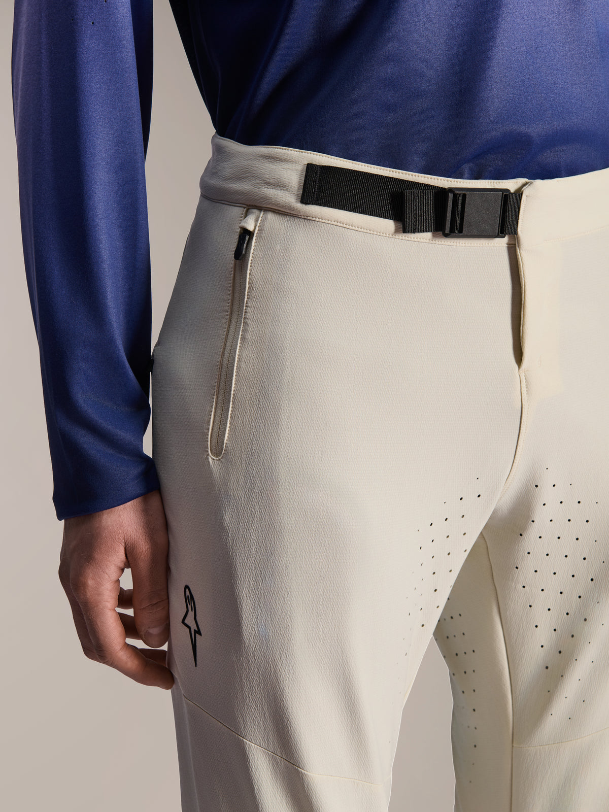 Alpinestars Pantaloni A-Aria Elite, pantaloni da mountain bike, ecru, primo piano con chiusura a fibbia magnetica nera in vita, tasca con zip e fori di ventilazione tagliati al laser, abbigliamento tecnico per ciclismo fuoristrada