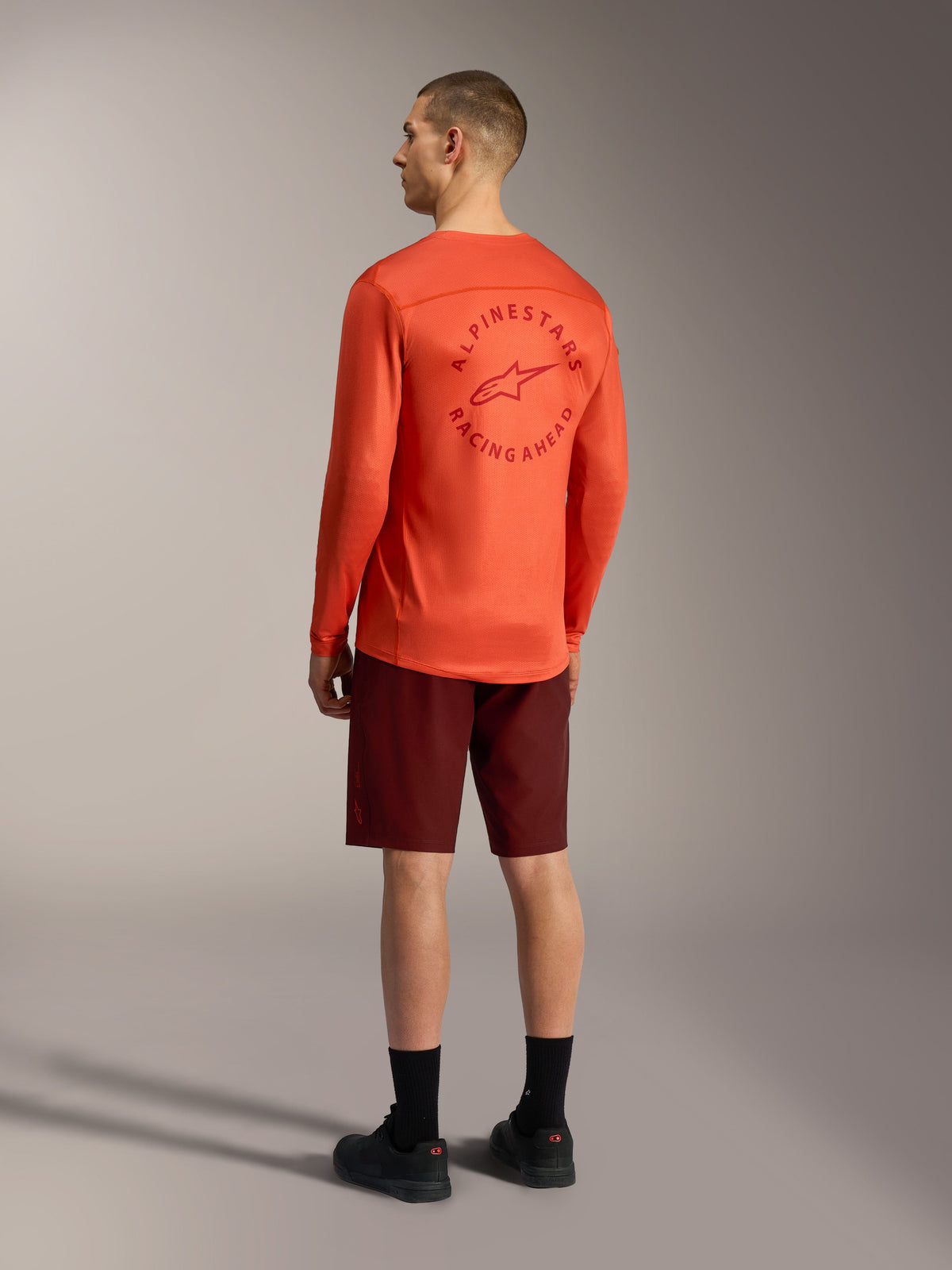 Pantaloncini Alpinestars A-Dura Ride bordeaux e maglia A-Dura Air LS arancione acceso, vista posteriore kit mountain bike.