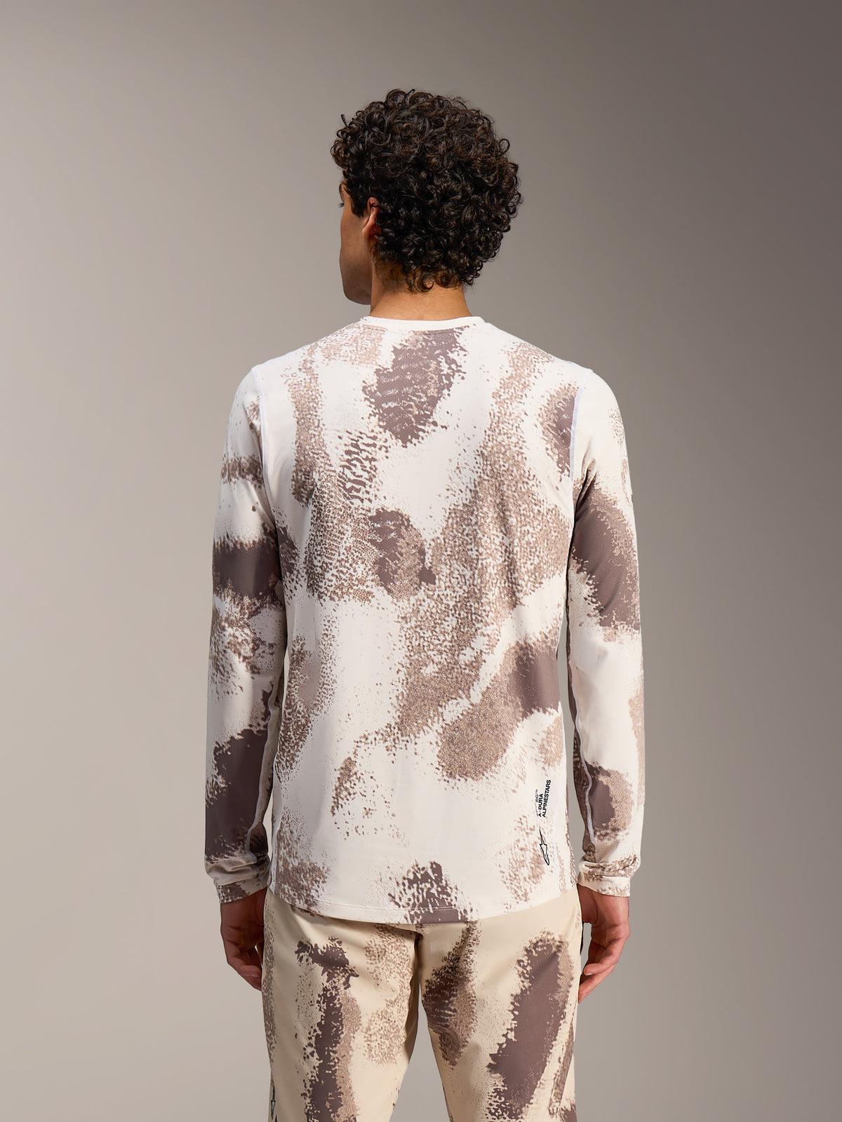 Alpinestars A-Dura Ride Maglia Maniche Lunghe Sand Camo, vista posteriore, vestibilità MTB leggera e performante