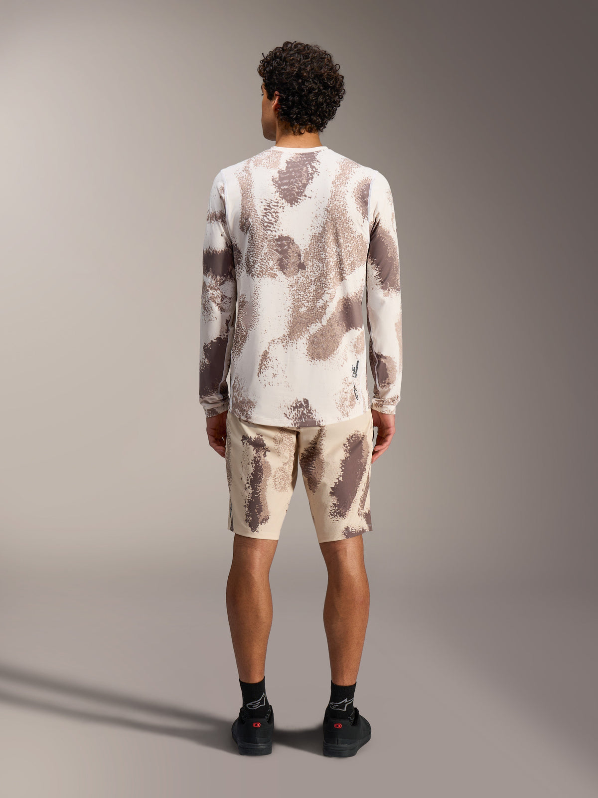 Completo MTB Alpinestars A-Dura Ride in sand camo, maglia a maniche lunghe e pantaloncini, vista posteriore.