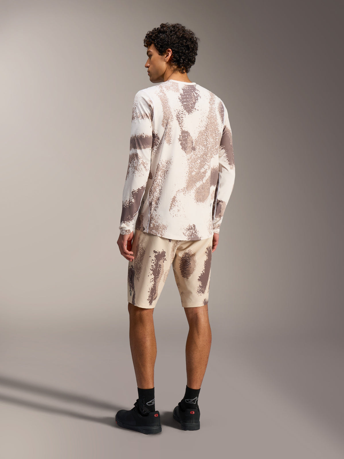 Alpinestars A-Dura Ride Maglia a maniche lunghe Sand Camo, vista posteriore con motivo mimetico casual.