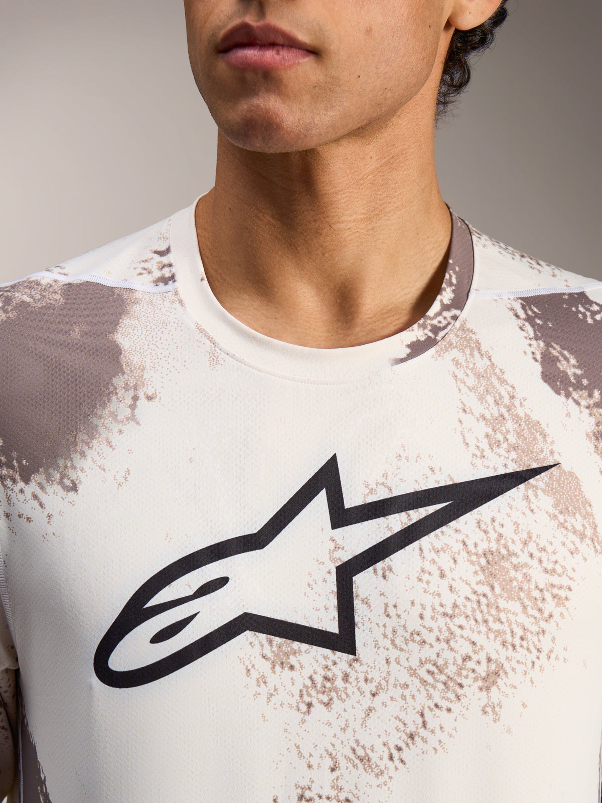 Maglia Alpinestars A-Dura Ride LS Sand Camo, maglia MTB con logo centrale nero e design a girocollo.