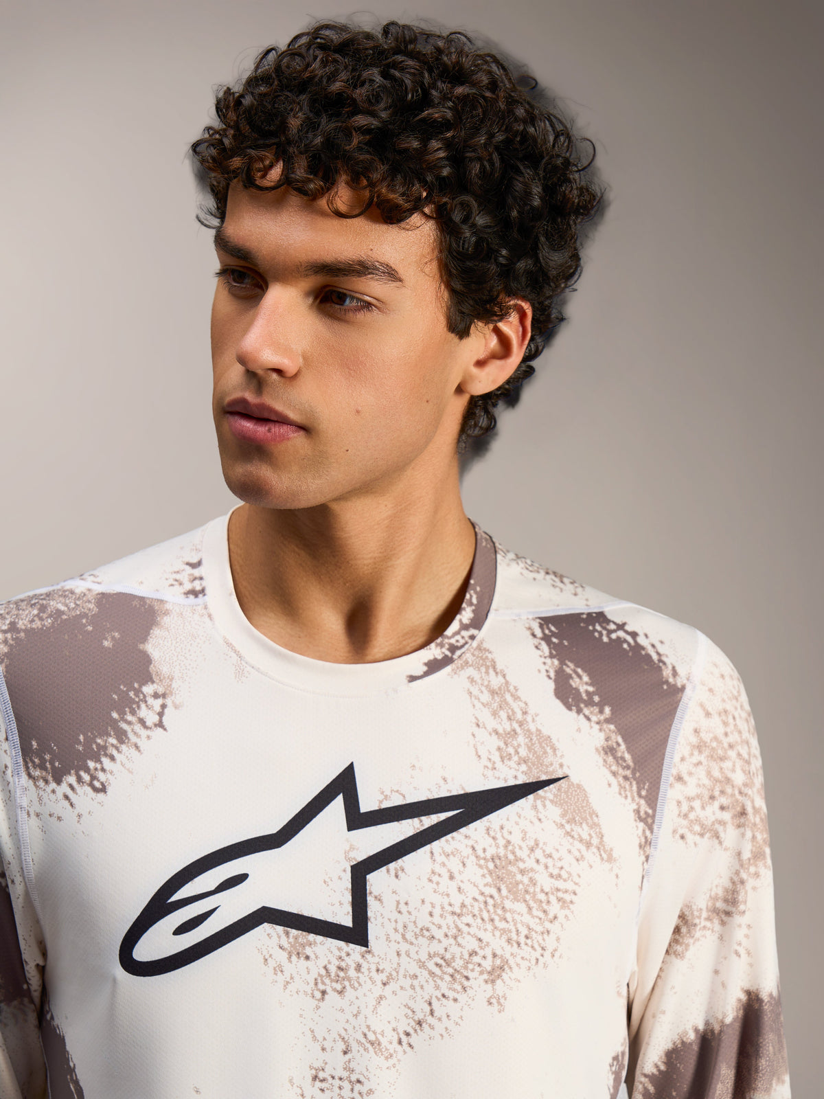 Maglia Alpinestars A-Dura Ride a maniche lunghe in Sand Camo, top da MTB con grande logo Astars nero sul petto.