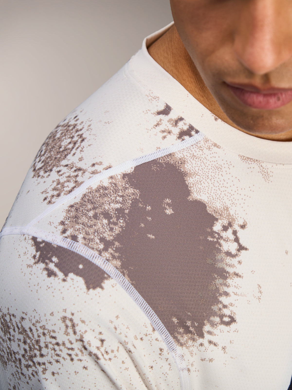 Maglia A-Dura Ride a maniche lunghe Sand Camo, dettaglio cuciture spalla e tessuto jacquard MTB traspirante.