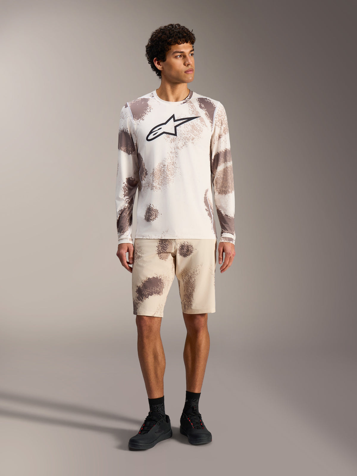 Maglia a maniche lunghe e pantaloncini Alpinestars A-Dura Ride Sand Camo, abbigliamento tecnico MTB con logo Astars.