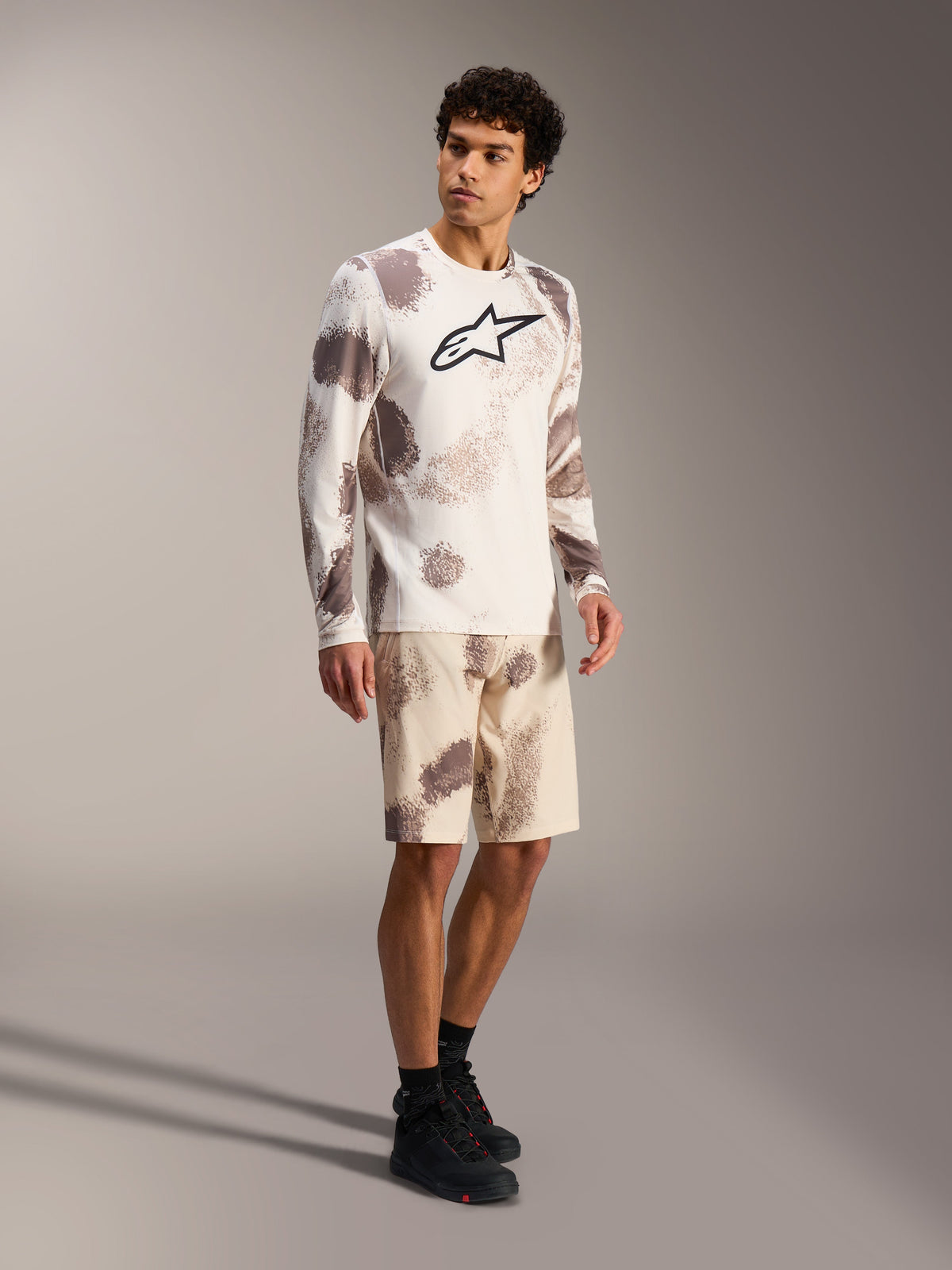 Maglia A-Dura Ride LS e pantaloncini Sand Camo, abbigliamento tecnico MTB con logo sul petto e vestibilità tecnica.
