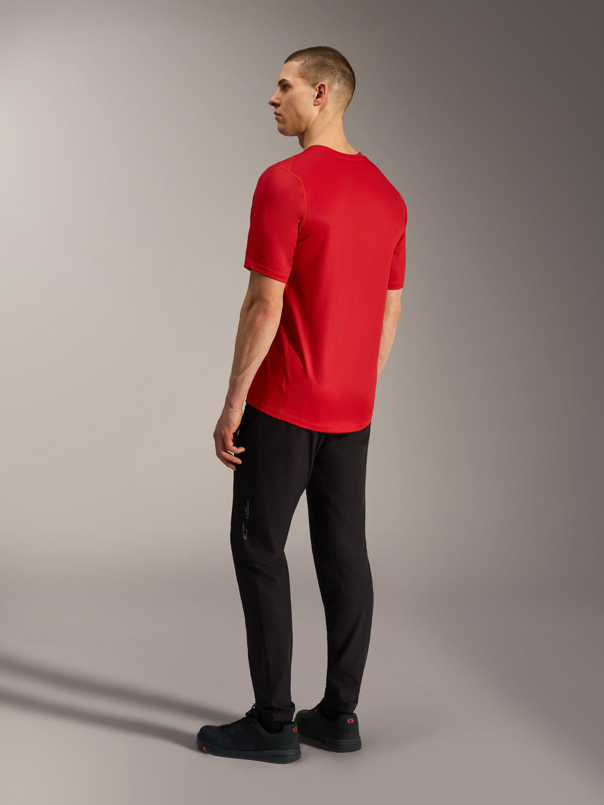 Maglia Alpinestars A-Dura Ride rossa, vista posteriore con orlo allungato e tessuto elasticizzato per MTB.