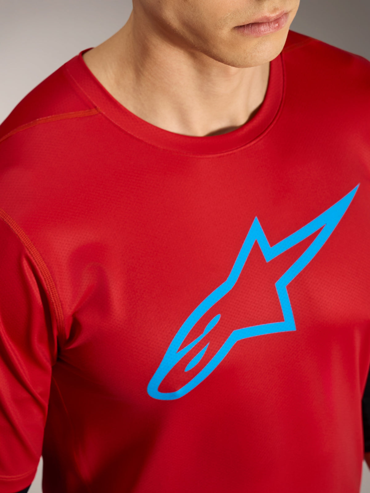 Maglia A-Dura Ride a maniche corte rossa con logo Alpinestars blu, abbigliamento tecnico per mountain bike.