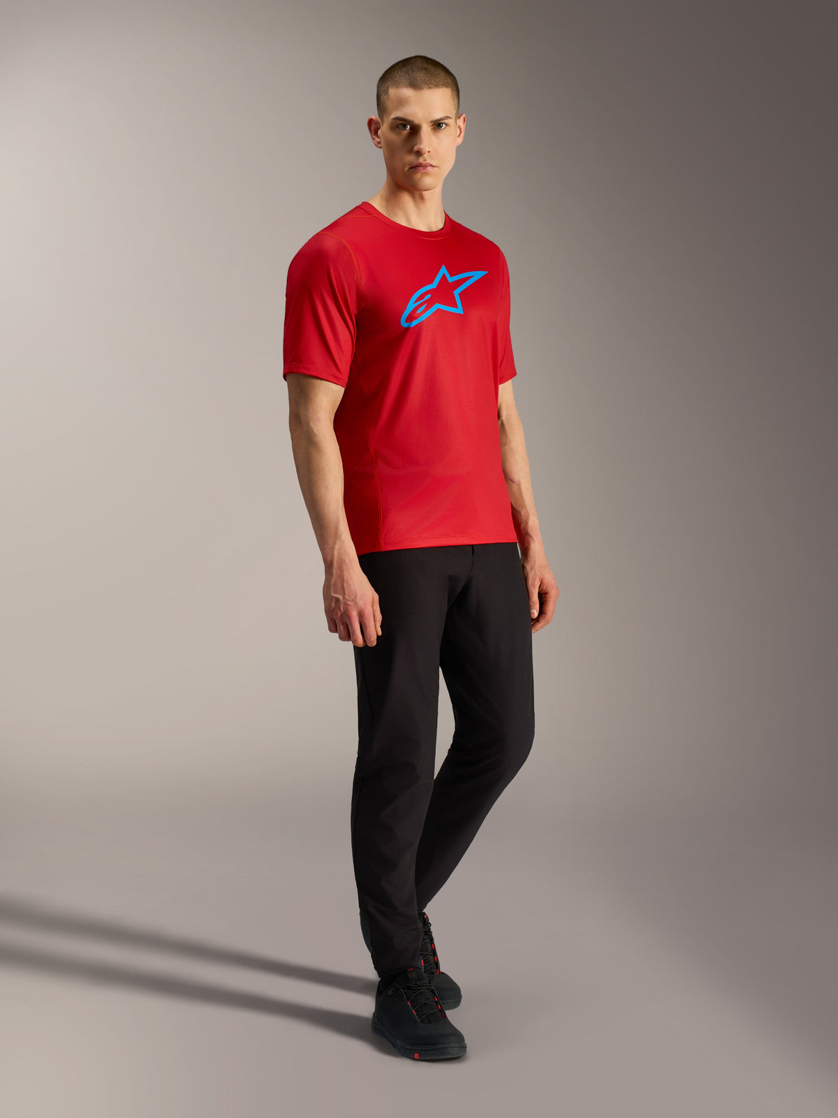 Maglia A-Dura Ride rossa a maniche corte con logo Astars blu, tessuto jacquard leggero, abbigliamento tecnico MTB.